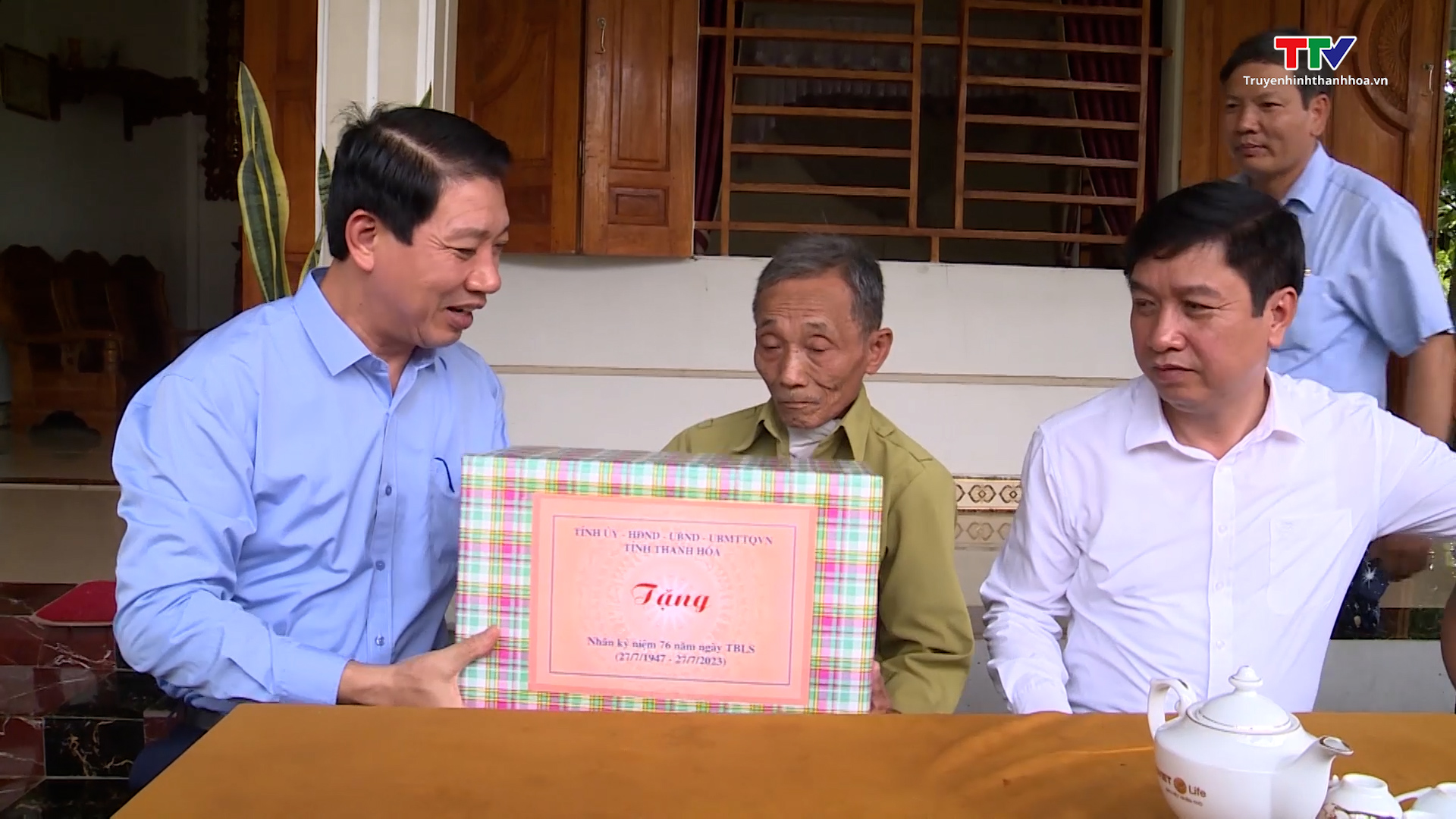 Phó Chủ tịch UBND tỉnh Lê Đức Giang viếng nghĩa trang liệt sỹ và thăm, tặng quà gia đình chính sách tại huyện Yên Định - Ảnh 4.