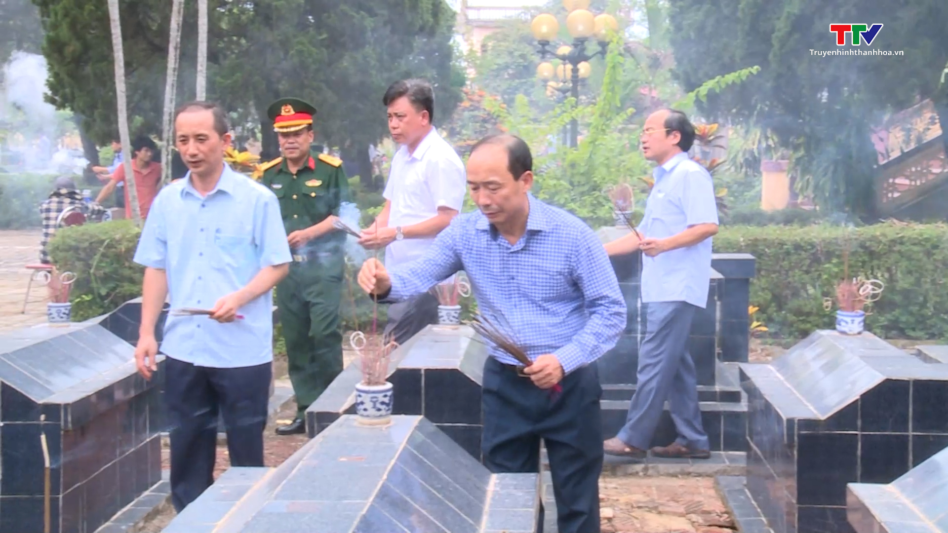Phó Chủ tịch Thường trực Hội đồng Nhân dân tỉnh Lê Tiến Lam viếng nghĩa trang liệt sỹ và thăm, tặng quà gia đình chính sách tại huyện Hoằng Hoá - Ảnh 3.