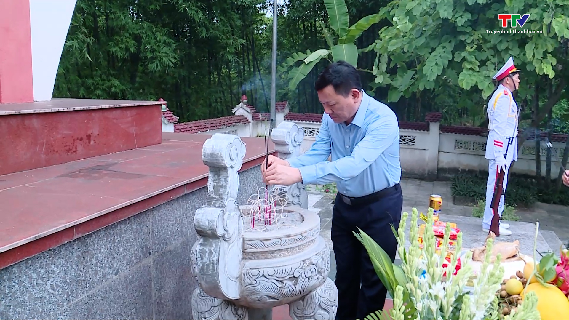 Phó Chủ tịch Thường trực Uỷ ban Nhân dân tỉnh Nguyễn Văn Thi viếng nghĩa trang liệt sỹ, thăm và tặng quà gia đình chính sách - Ảnh 3.