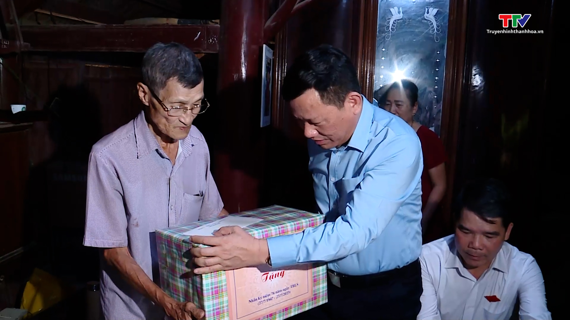 Phó Chủ tịch Thường trực Uỷ ban Nhân dân tỉnh Nguyễn Văn Thi viếng nghĩa trang liệt sỹ, thăm và tặng quà gia đình chính sách - Ảnh 4.