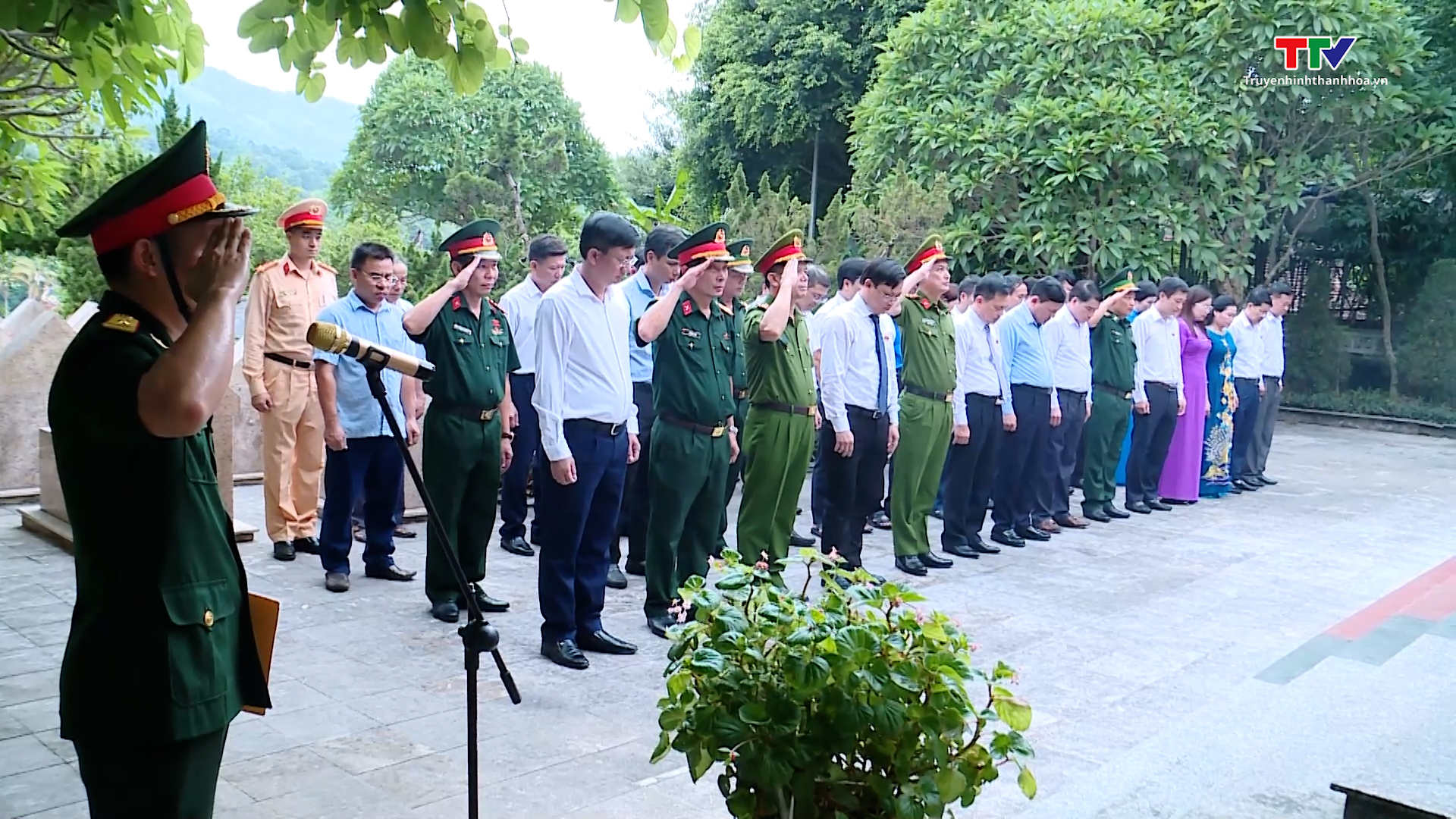 Phó Chủ tịch Thường trực Uỷ ban Nhân dân tỉnh Nguyễn Văn Thi viếng nghĩa trang liệt sỹ, thăm và tặng quà gia đình chính sách - Ảnh 2.