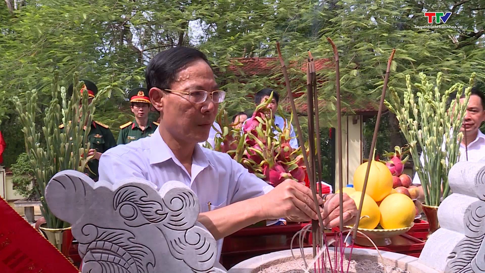 Phó Chủ tịch Uỷ ban Nhân dân tỉnh Đầu Thanh Tùng viếng nghĩa trang liệt sỹ, thăm hỏi và tặng quà người có công tại thành phố Sầm Sơn - Ảnh 2.