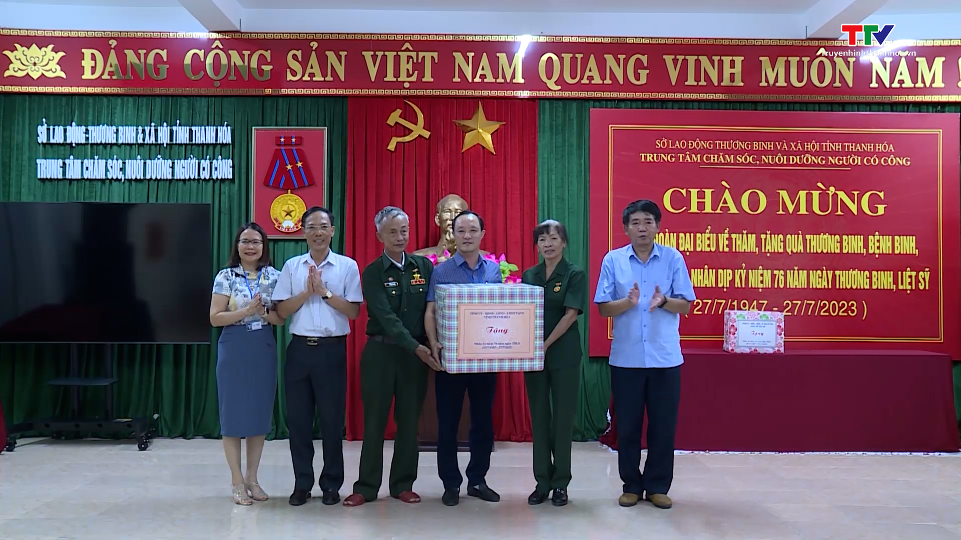 Phó Chủ tịch Uỷ ban Nhân dân tỉnh Đầu Thanh Tùng viếng nghĩa trang liệt sỹ, thăm hỏi và tặng quà người có công tại thành phố Sầm Sơn - Ảnh 3.