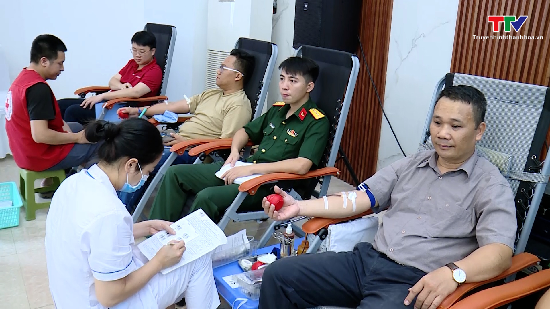Hơn 2.000 tình nguyện viên hiến máu tình nguyện tại chương trình “Giọt hồng xứ Thanh” lần thứ XI, năm 2023 - Ảnh 5.