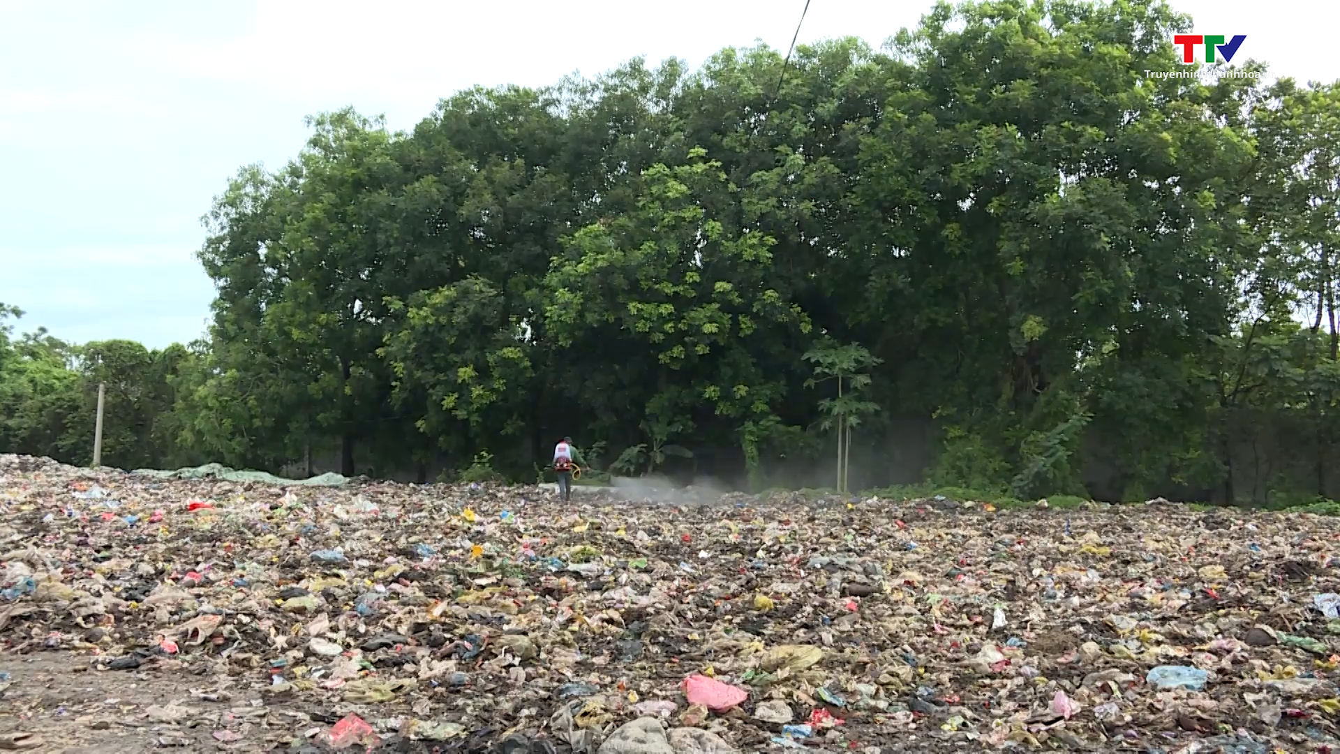 Bãi rác thị trấn Quán Lào quá tải, ảnh hưởng đến đời sống người dân - Ảnh 3.