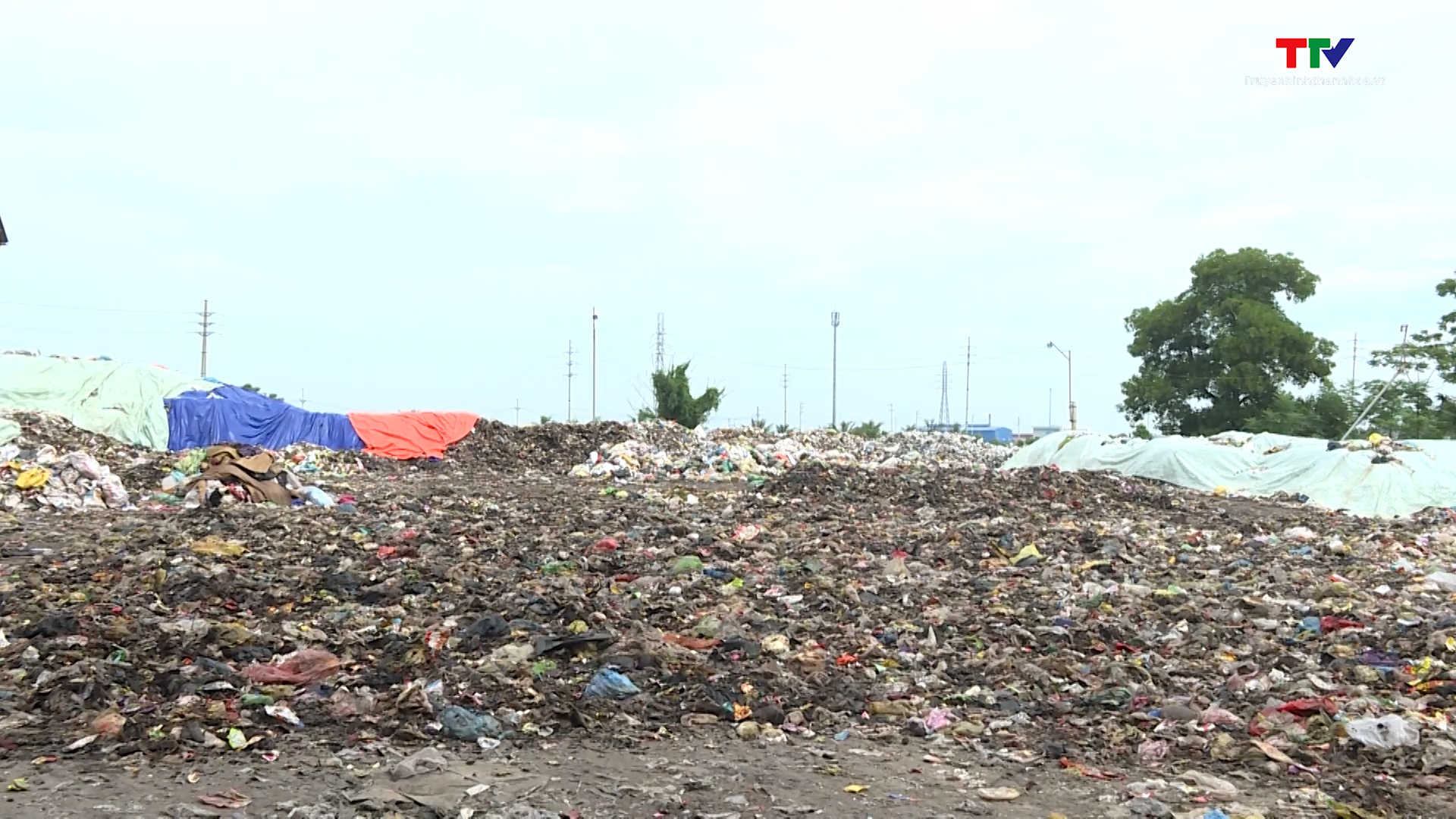 Bãi rác thị trấn Quán Lào quá tải, ảnh hưởng đến đời sống người dân - Ảnh 2.