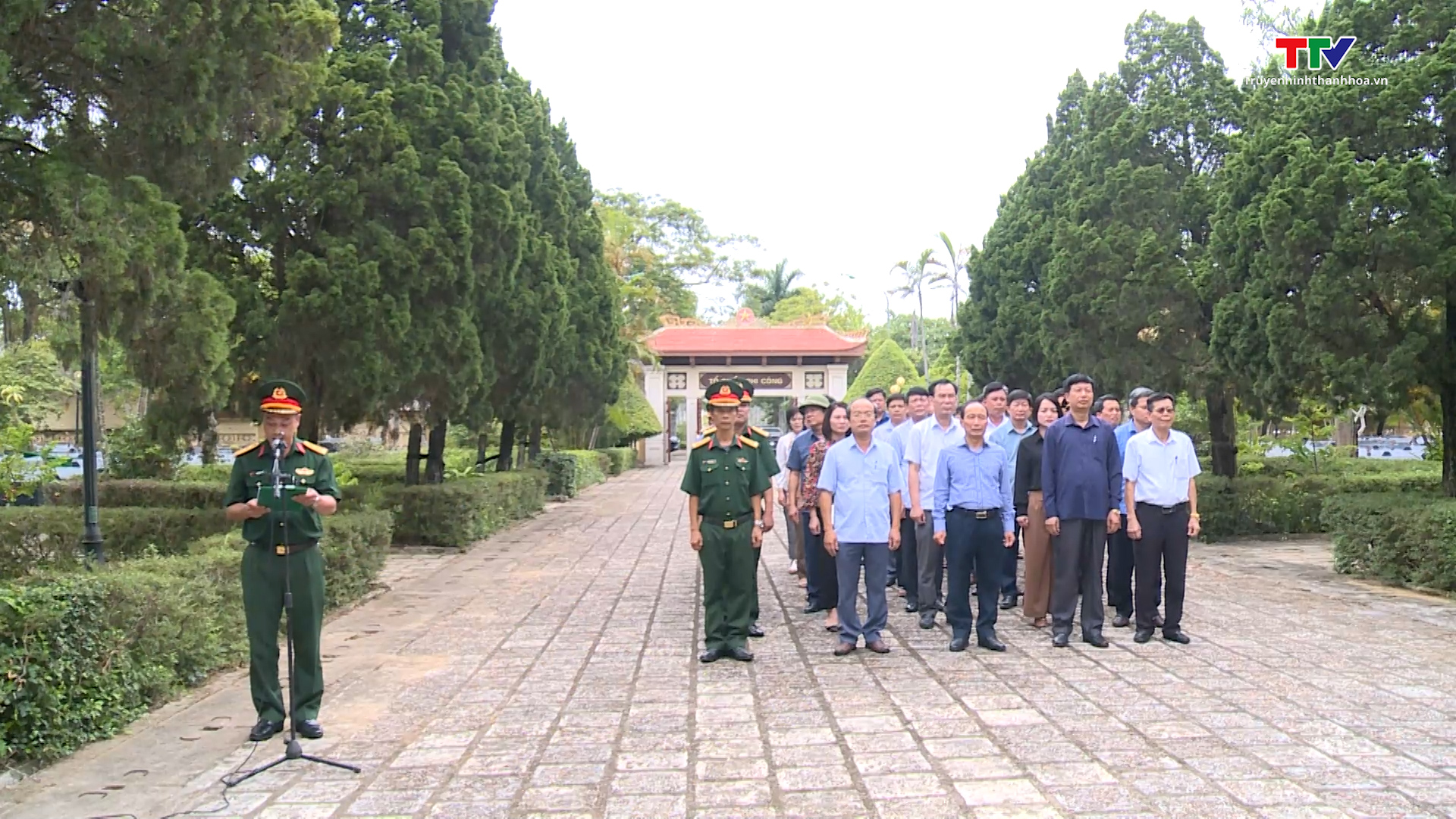 Phó Chủ tịch Thường trực Hội đồng Nhân dân tỉnh Lê Tiến Lam viếng nghĩa trang liệt sỹ và thăm, tặng quà gia đình chính sách tại huyện Hoằng Hoá - Ảnh 2.