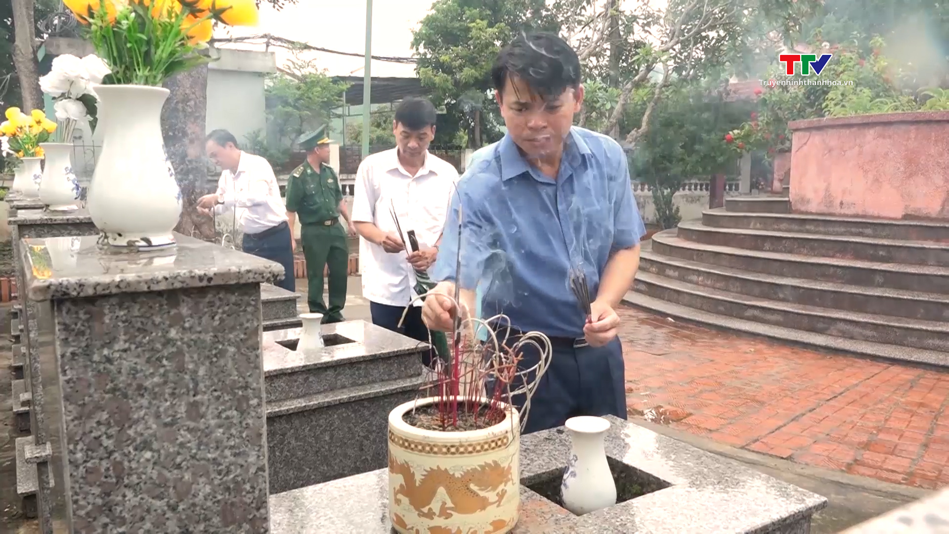 Trưởng Ban Nội chính Tỉnh uỷ Nguyễn Ngọc Tiến viếng nghĩa trang liệt sỹ và thăm, tặng quà gia đình thương binh tại huyện Mường Lát  - Ảnh 2.
