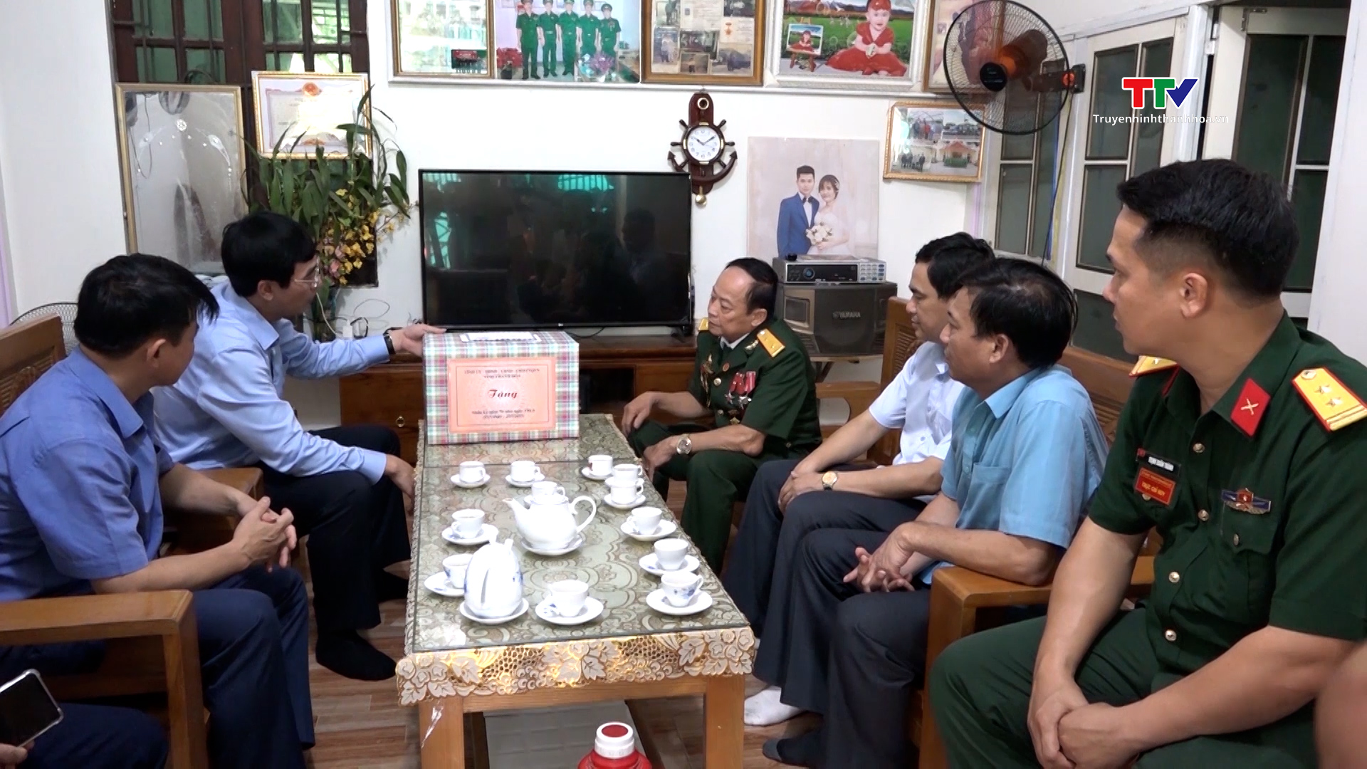 Trưởng Ban Nội chính Tỉnh uỷ Nguyễn Ngọc Tiến viếng nghĩa trang liệt sỹ và thăm, tặng quà gia đình thương binh tại huyện Mường Lát  - Ảnh 3.