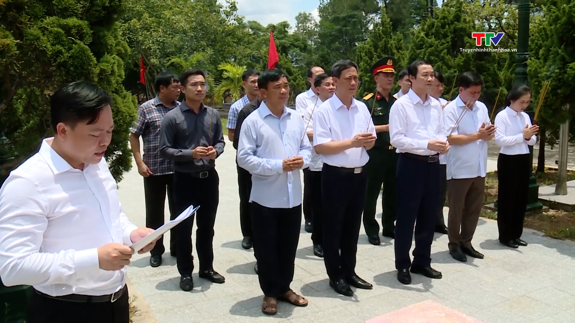 Chủ tịch UBND tỉnh dâng hương tri ân anh hùng liệt sỹ tại Quảng Bình và Quảng Trị - Ảnh 2.