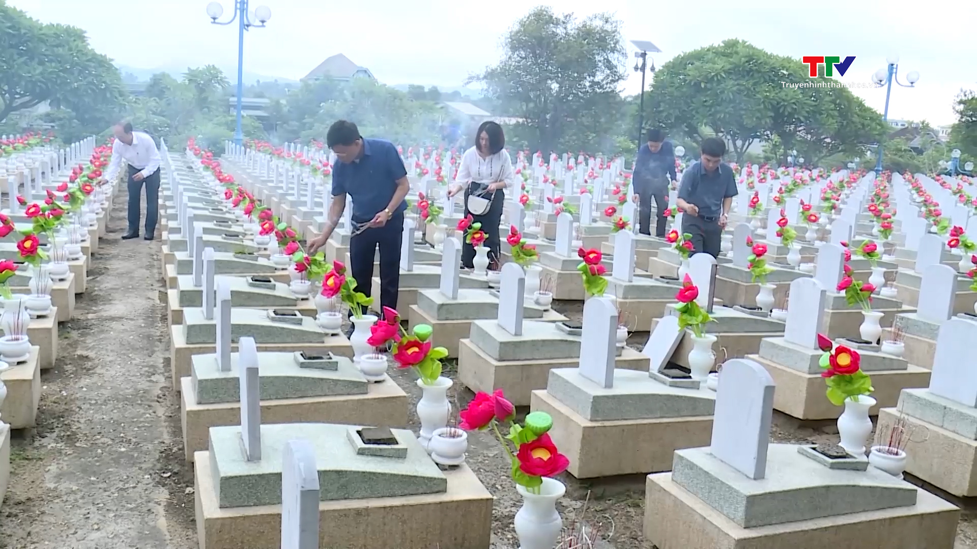 Đoàn đại biểu tỉnh Thanh Hóa viếng Nghĩa trang liệt sĩ quốc tế Việt – Lào, tỉnh Nghệ An - Ảnh 3.