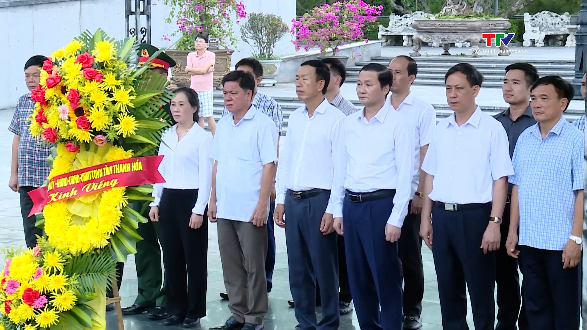 Chủ tịch UBND tỉnh dâng hương tri ân anh hùng liệt sỹ tại Quảng Bình và Quảng Trị - Ảnh 6.