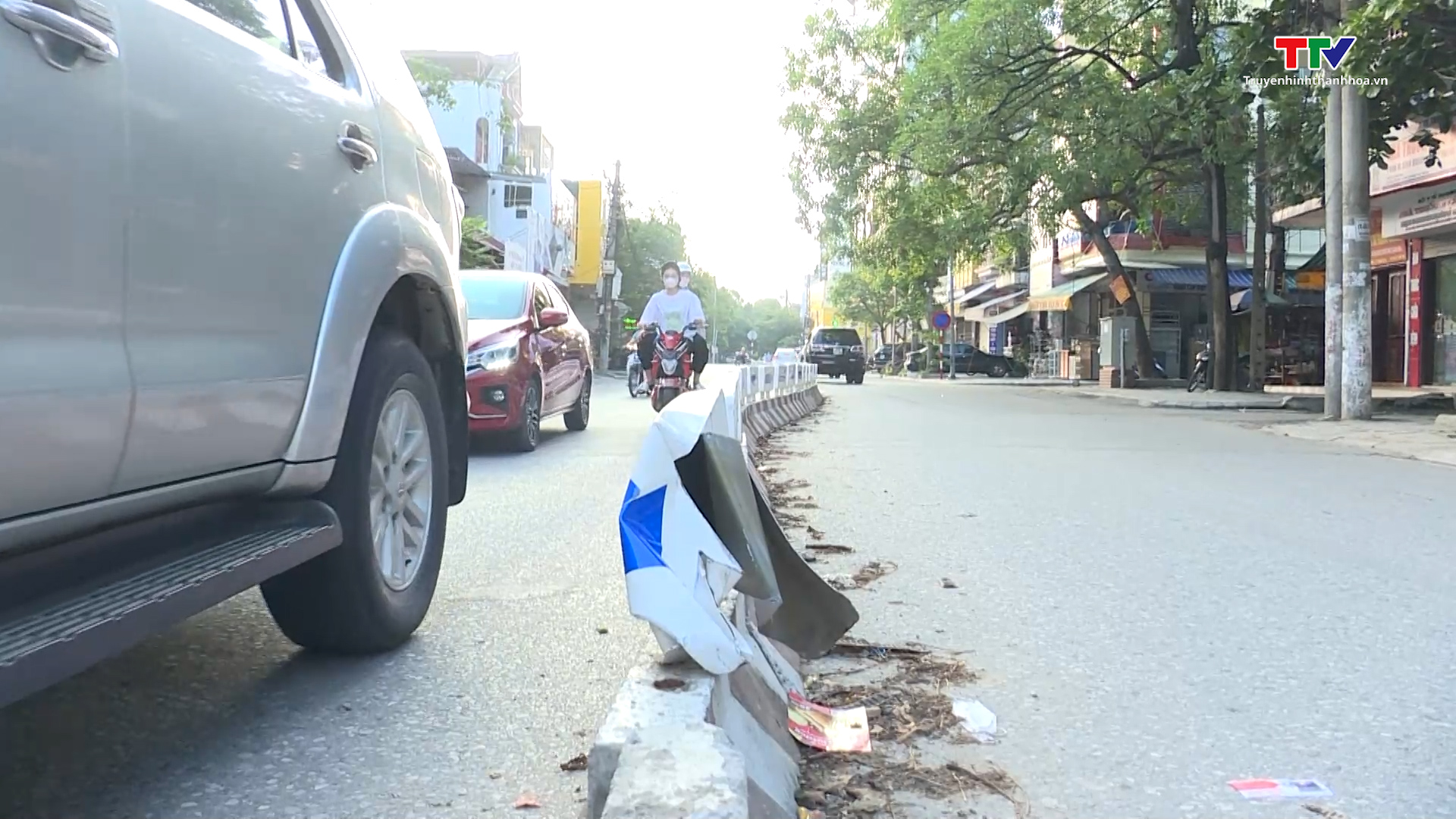 Cần khắc phục bất cập trong viêc lắp đặt dải phân cách cứng trên tuyến đường Lê Quý Đôn, phường Ba Đình, thành phố Thanh Hoá - Ảnh 2.