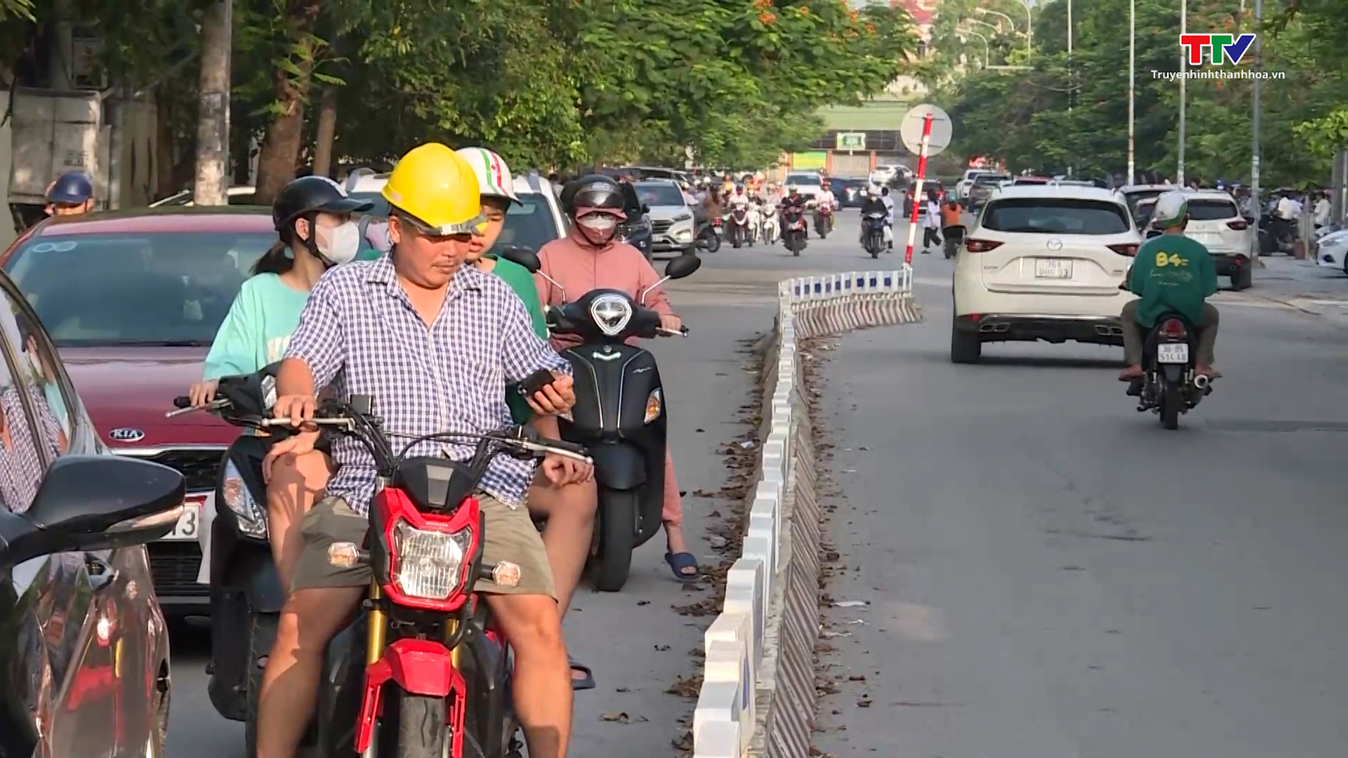 Cần khắc phục bất cập trong viêc lắp đặt dải phân cách cứng trên tuyến đường Lê Quý Đôn, phường Ba Đình, thành phố Thanh Hoá - Ảnh 5.