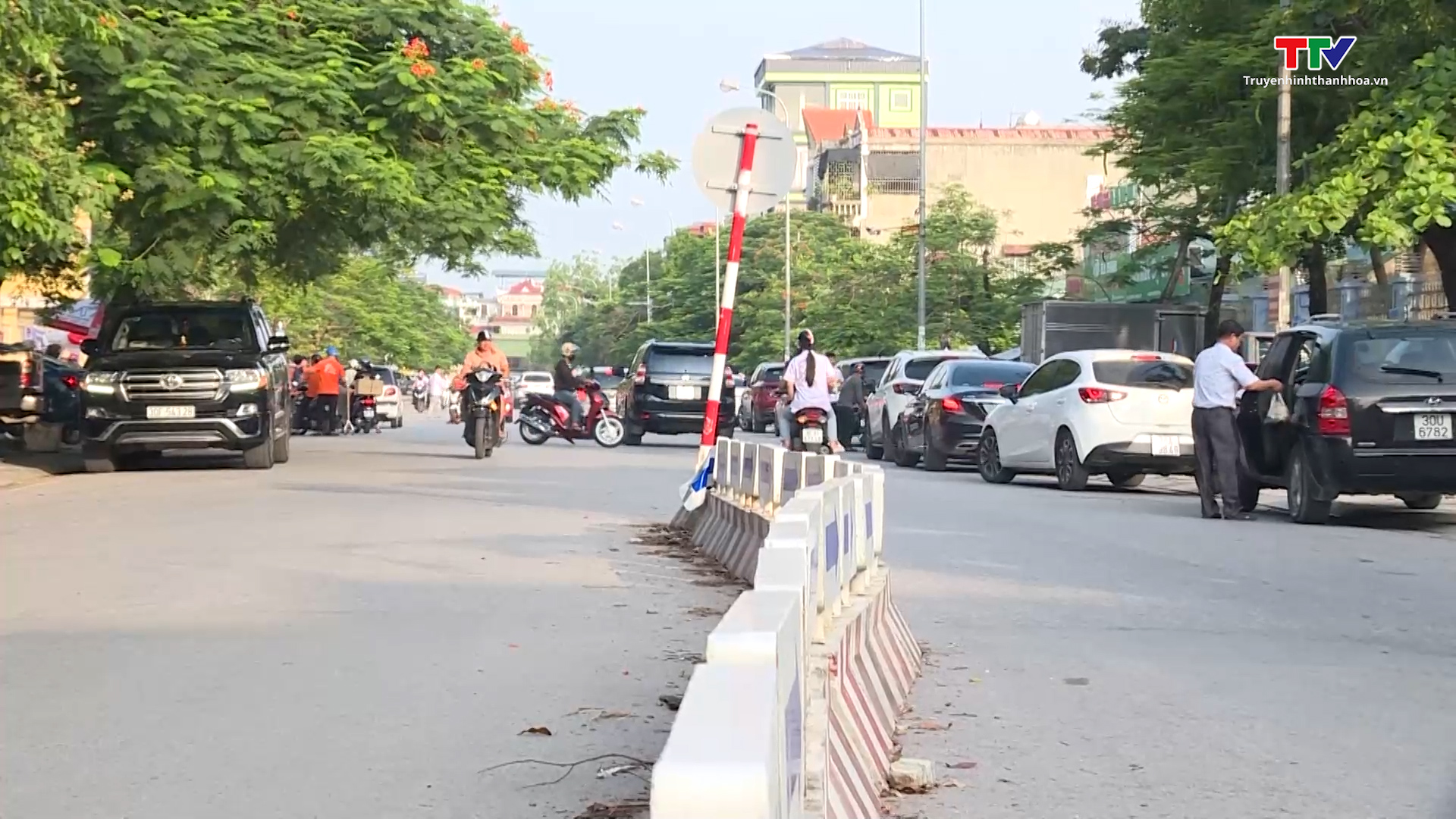 Cần khắc phục bất cập trong viêc lắp đặt dải phân cách cứng trên tuyến đường Lê Quý Đôn, phường Ba Đình, thành phố Thanh Hoá - Ảnh 6.