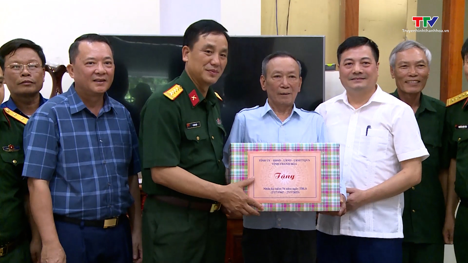 Chỉ huy trưởng Bộ chỉ huy quân sự tỉnh Lê Văn Diện viếng nghĩa trang liệt sỹ và thăm, tặng quà các gia đình chính sách tại huyện Như Thanh - Ảnh 2.