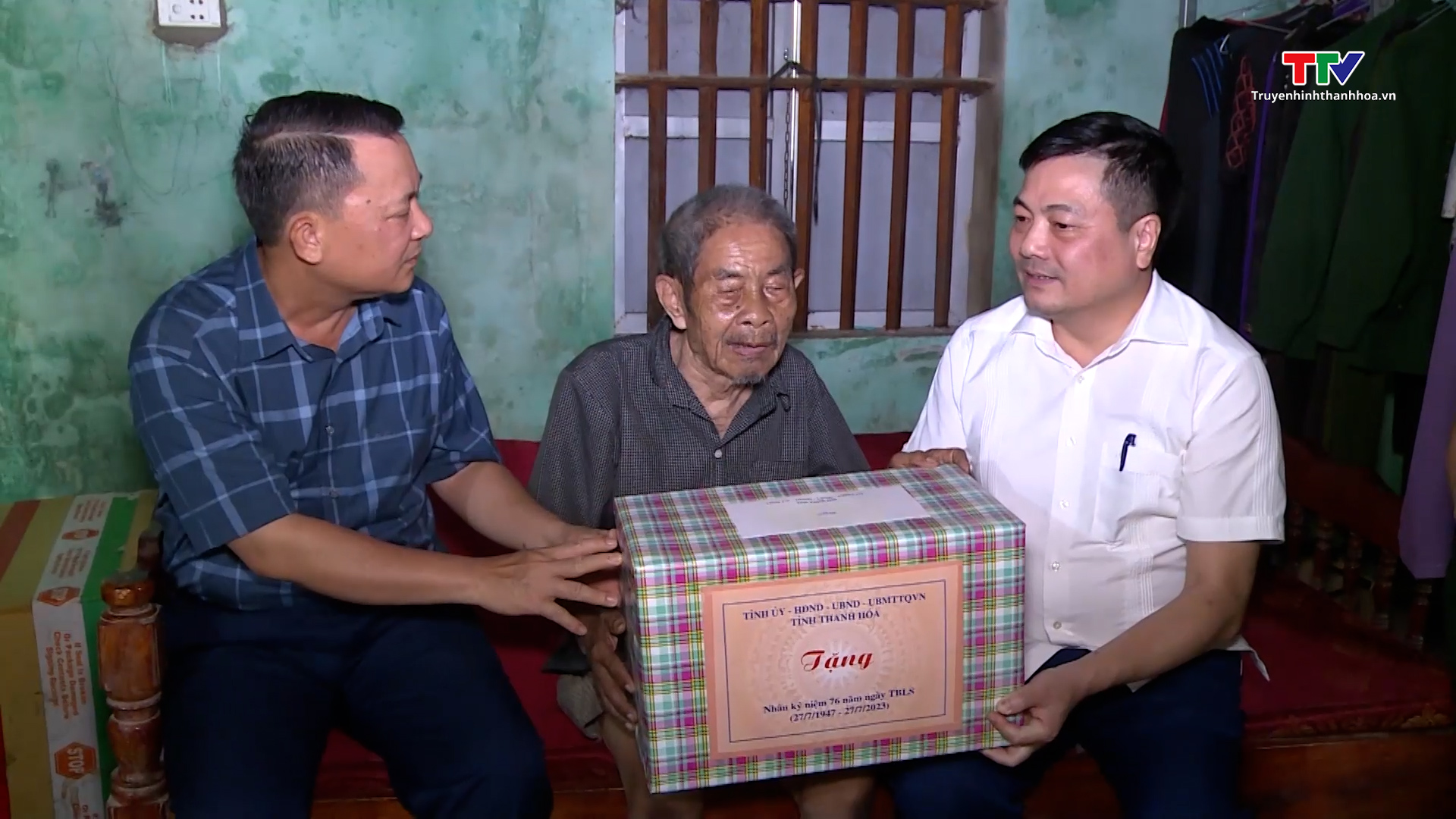 Chỉ huy trưởng Bộ chỉ huy quân sự tỉnh Lê Văn Diện viếng nghĩa trang liệt sỹ và thăm, tặng quà các gia đình chính sách tại huyện Như Thanh - Ảnh 3.