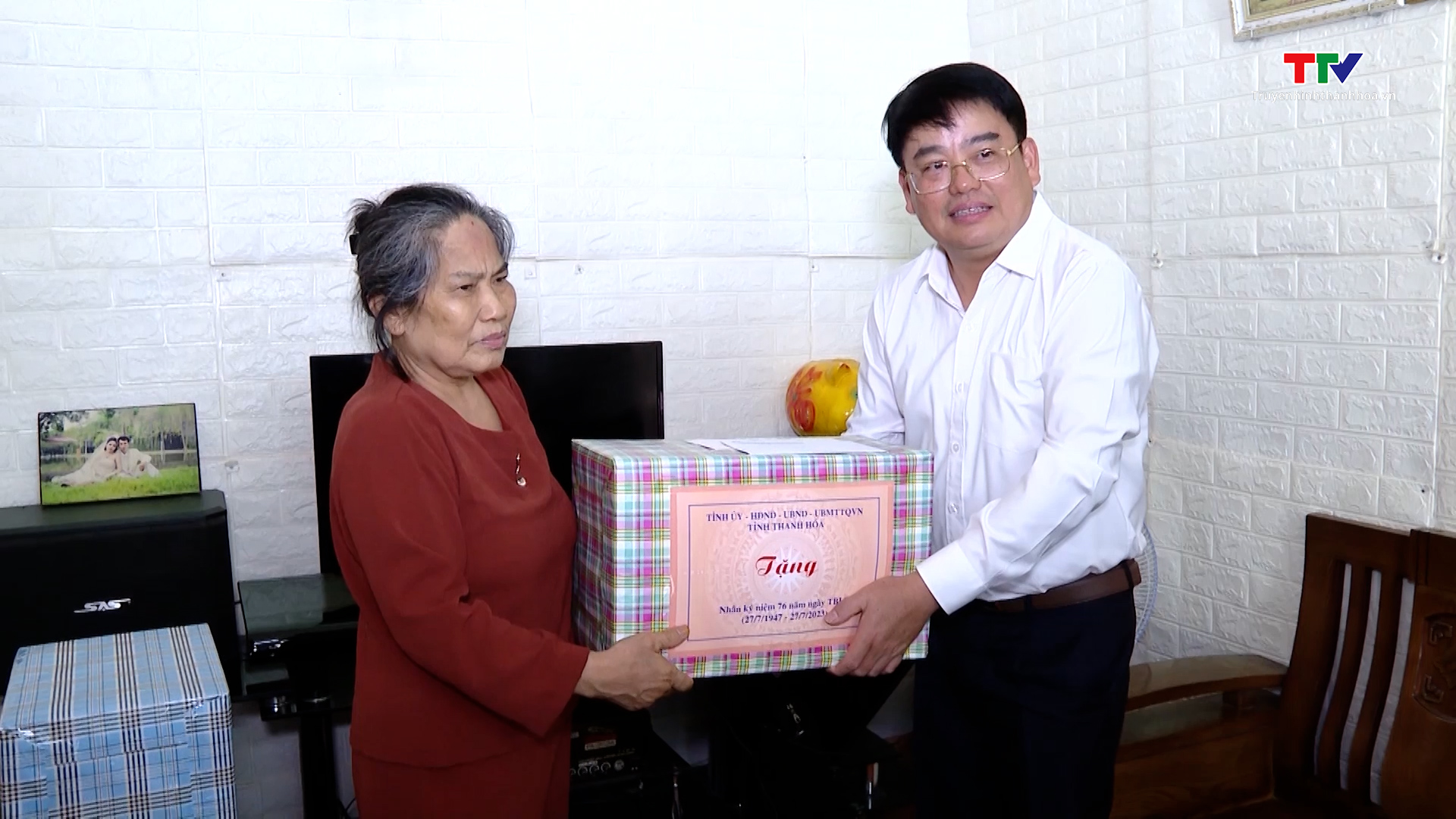 Trưởng Ban Quản lý Khu Kinh tế Nghi Sơn và các Khu công nghiệp tỉnh viếng nghĩa trang liệt sĩ, thăm, tặng quà gia đình chính sách tại thị xã Bỉm Sơn - Ảnh 3.