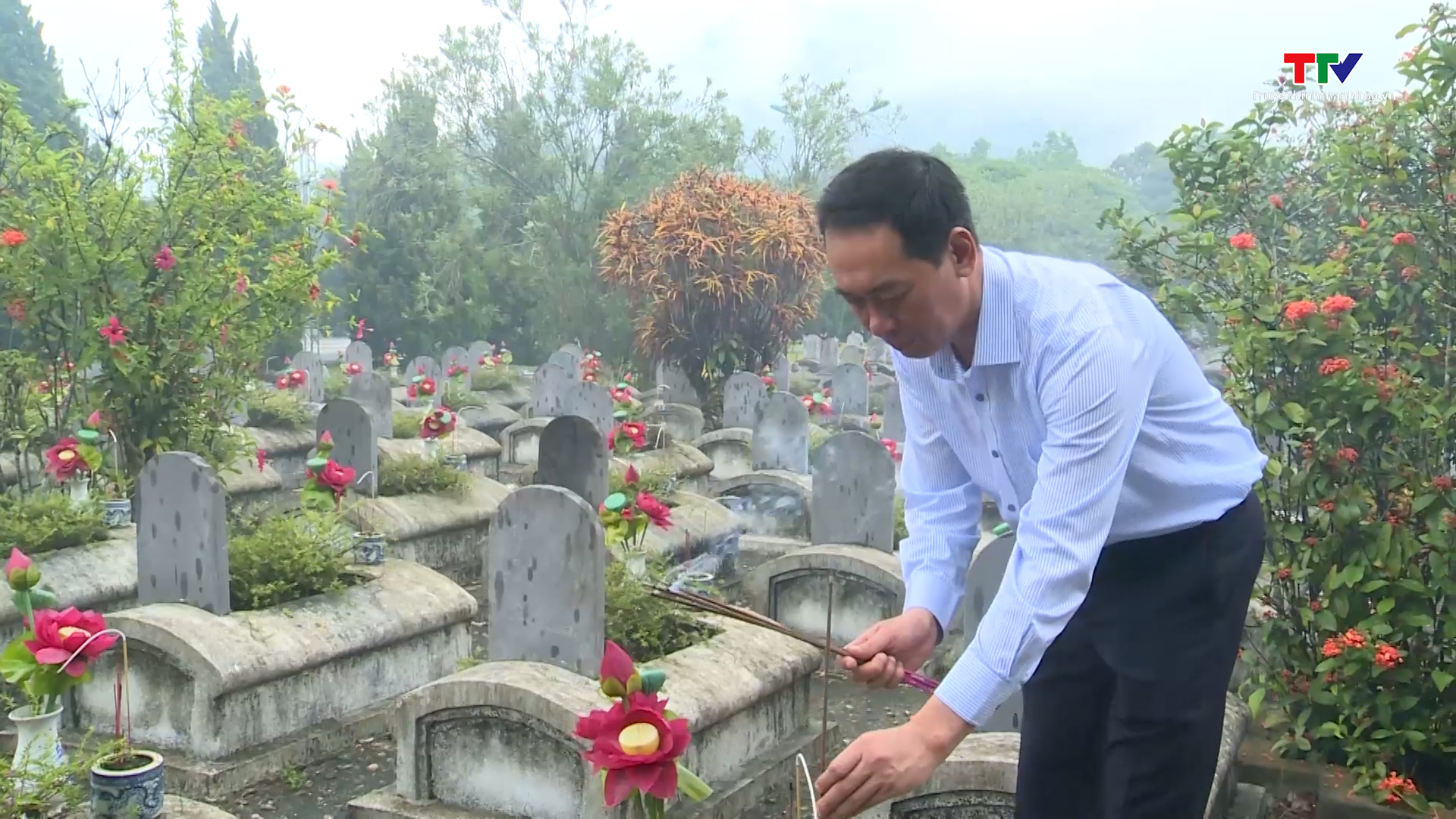 Phó Bí thư Tỉnh ủy Trịnh Tuấn Sinh viếng Nghĩa trang liệt sĩ Quốc tế Đồng Tâm, huyện Bá Thước - Ảnh 3.