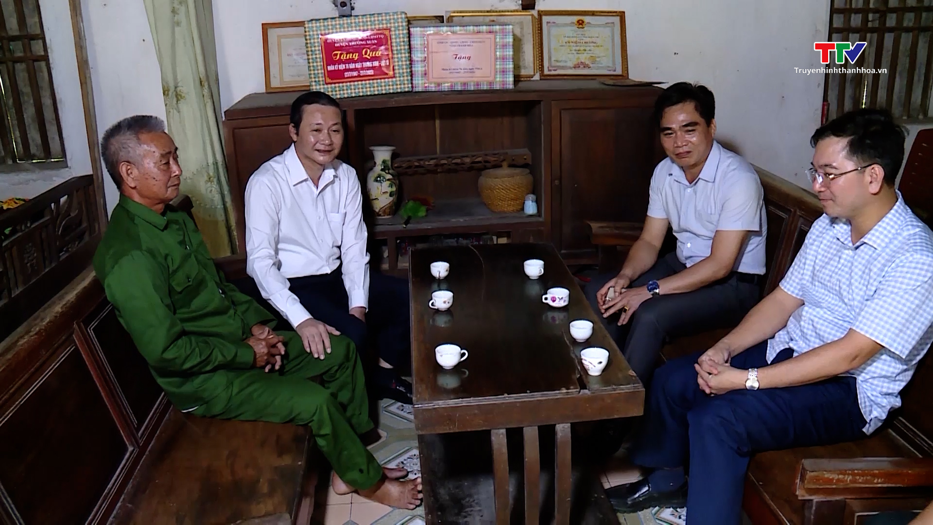 Chủ tịch Ủy ban nhân dân tỉnh thăm gia đình chính sách huyện Thường Xuân - Ảnh 4.