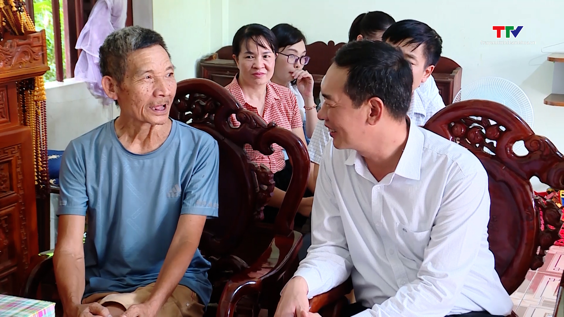 Phó Bí thư Tỉnh ủy Trịnh Tuấn Sinh thăm tặng quà các gia đình chính sách huyện Nga Sơn - Ảnh 4.