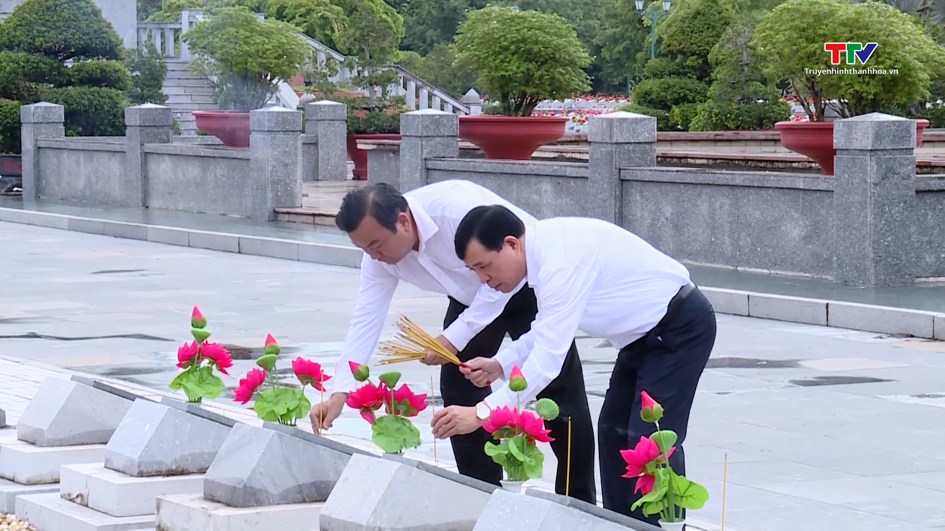 Đồng chí Phó Bí thư Thường trực Tỉnh ủy Lại Thế Nguyên viếng nghĩa trang liệt sỹ tại tỉnh Tây Ninh - Ảnh 3.