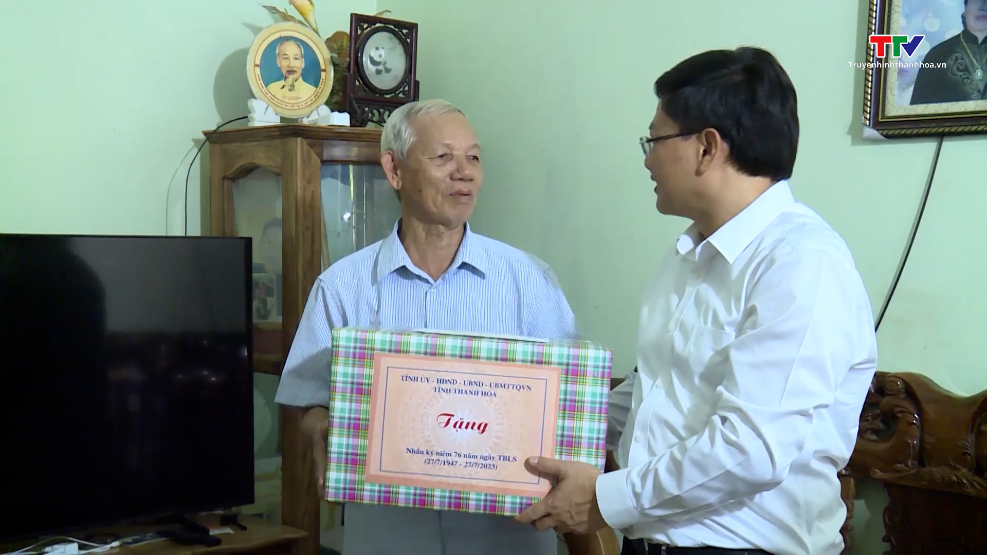 Phó Chủ tịch Ủy ban Nhân dân tỉnh Mai Xuân Liêm thăm, tặng quà gia đình chính sách huyện Thọ Xuân - Ảnh 3.