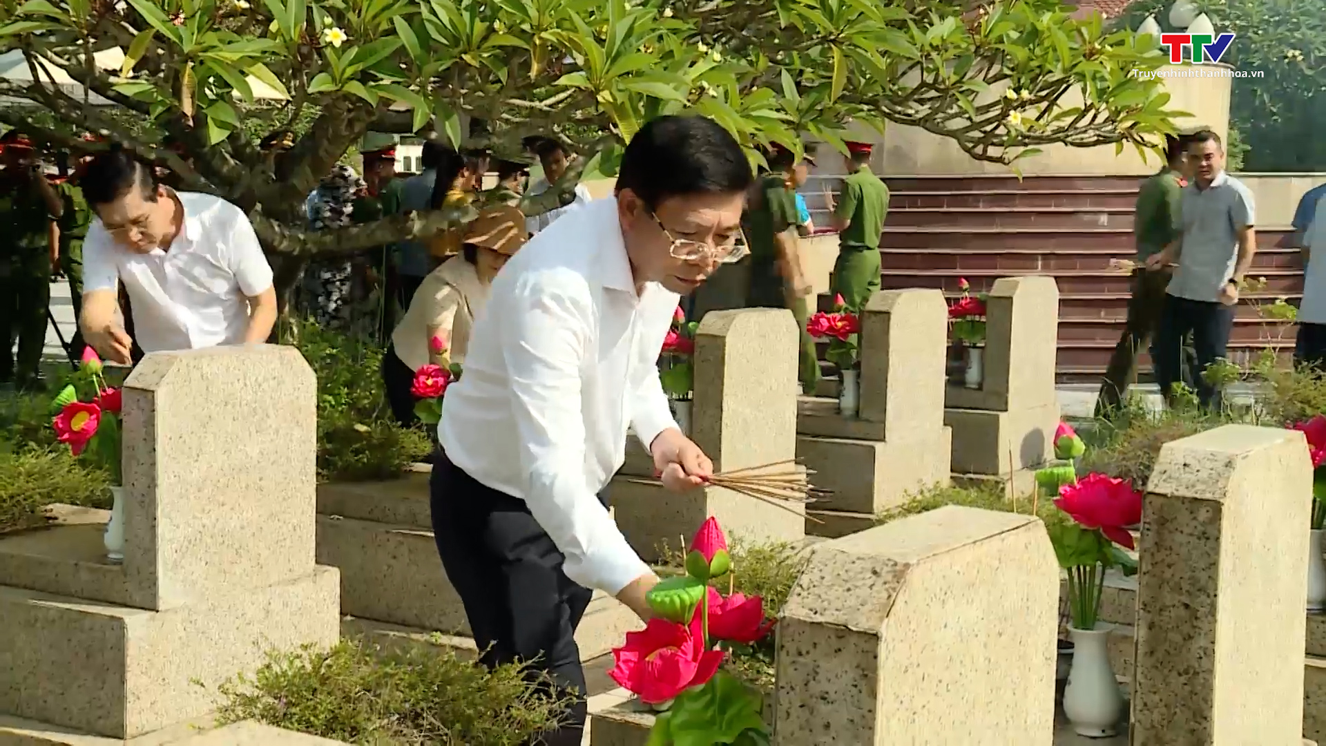 Bí thư Đảng ủy Khối Cơ quan và Doanh nghiệp tỉnh viếng nghĩa trang liệt sĩ và thăm, tặng quà người có công tại huyện Vĩnh Lộc - Ảnh 3.