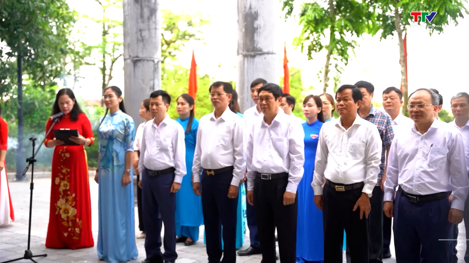 Đồng chí Phó Chủ tịch HĐND tỉnh dâng hương và thăm, tặng quà các gia đình chính sách tại huyện Đông Sơn - Ảnh 2. Đồng chí Phó Chủ tịch HĐND tỉnh dâng hương và thăm, tặng quà các gia đình chính sách tại huyện Đông Sơn - Ảnh 2.