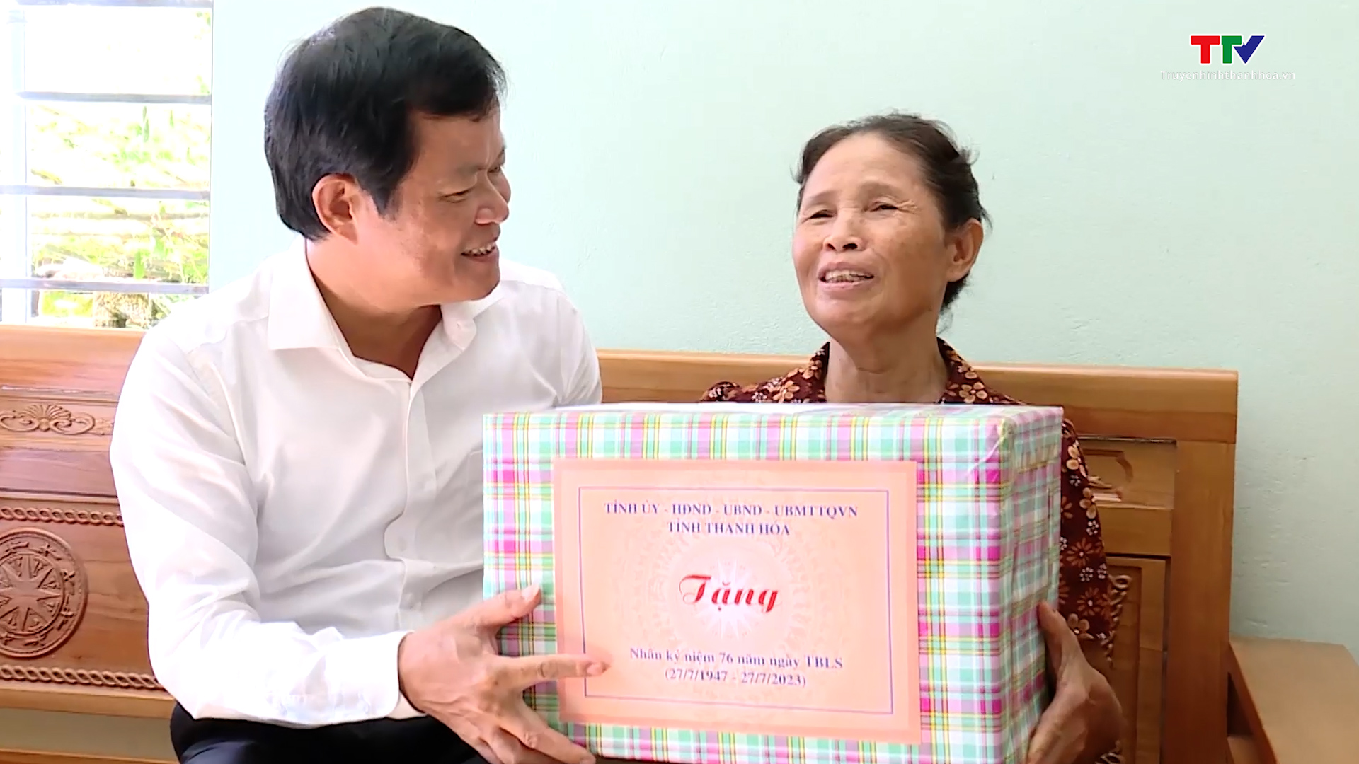 Đồng chí Phó Chủ tịch HĐND tỉnh dâng hương và thăm, tặng quà các gia đình chính sách tại huyện Đông Sơn - Ảnh 3. Đồng chí Phó Chủ tịch HĐND tỉnh dâng hương và thăm, tặng quà các gia đình chính sách tại huyện Đông Sơn - Ảnh 3.