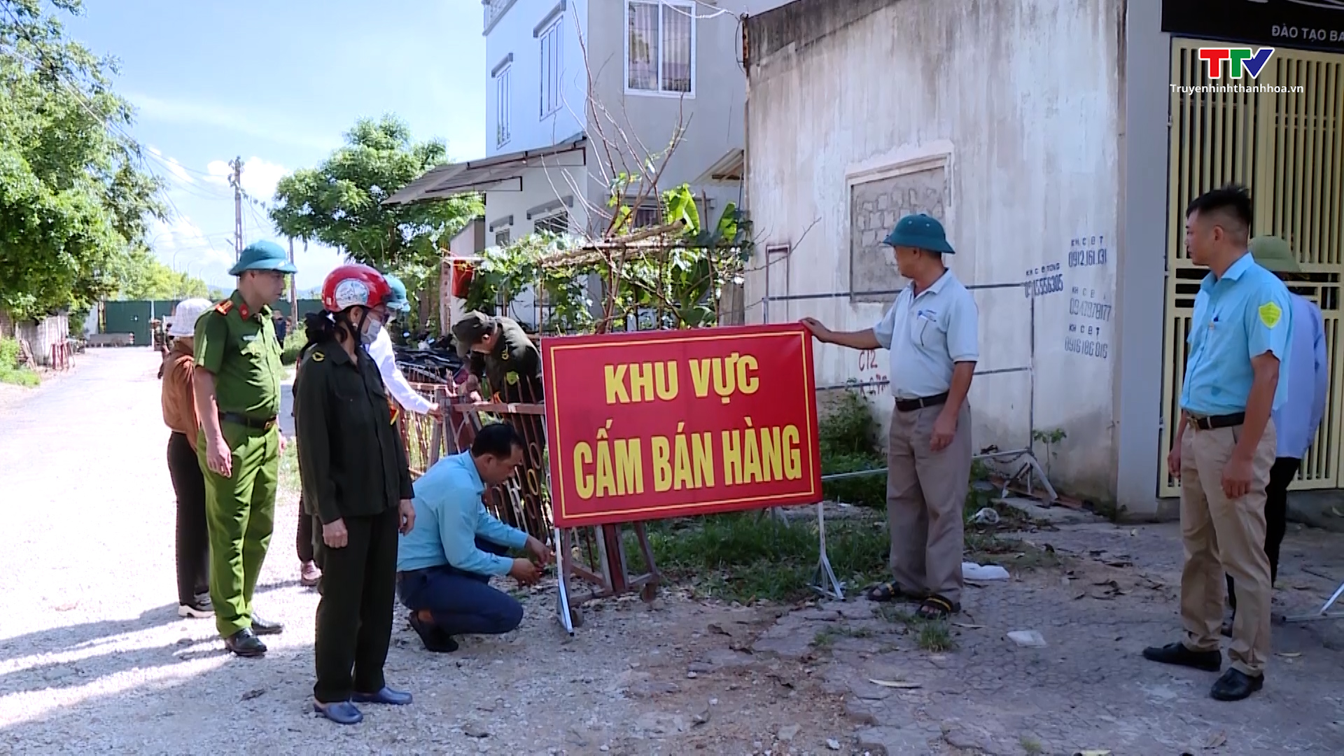 Thị xã Bỉm Sơn đảm bảo hành lang an toàn giao thông - Ảnh 2. Thị xã Bỉm Sơn đảm bảo hành lang an toàn giao thông - Ảnh 2.
