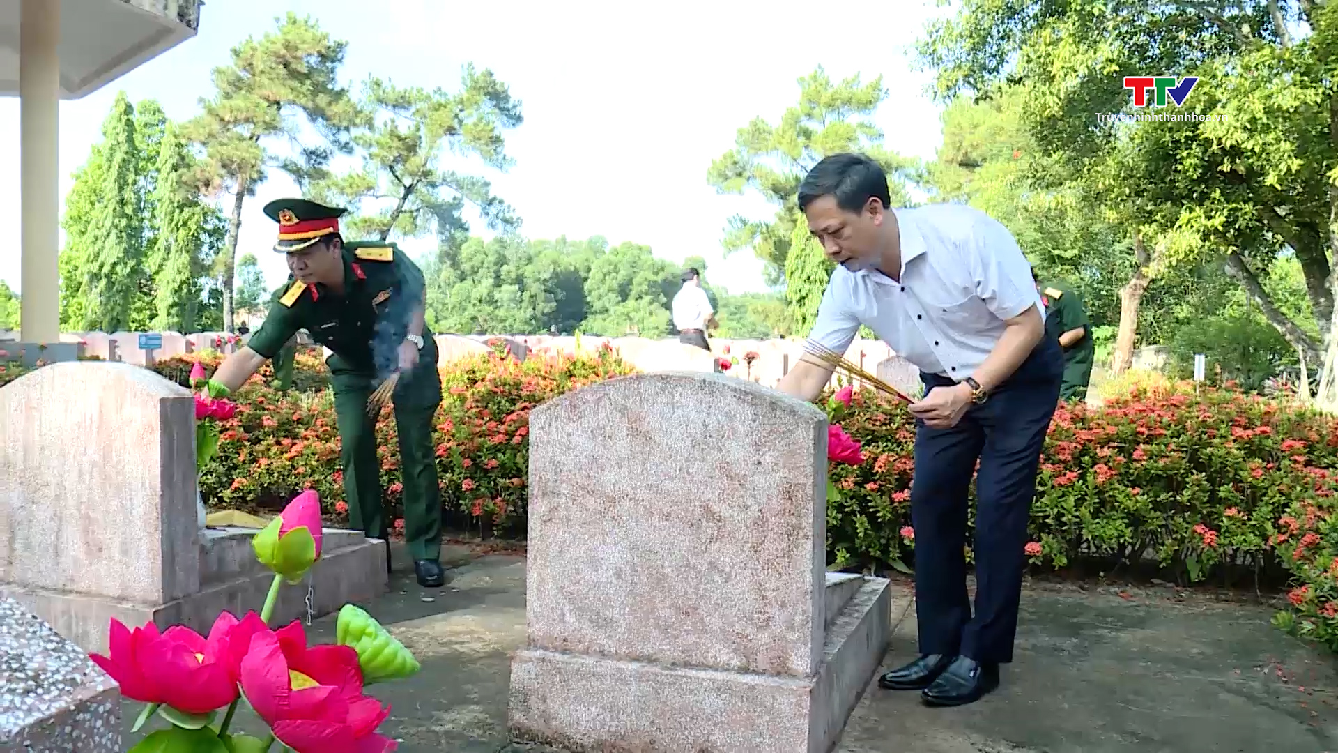 Phó trưởng đoàn Đại biểu Quốc hội tỉnh Thanh Hóa viếng nghĩa trang liệt sỹ và thăm, tặng quà người có công tại huyện Hà Trung - Ảnh 2.