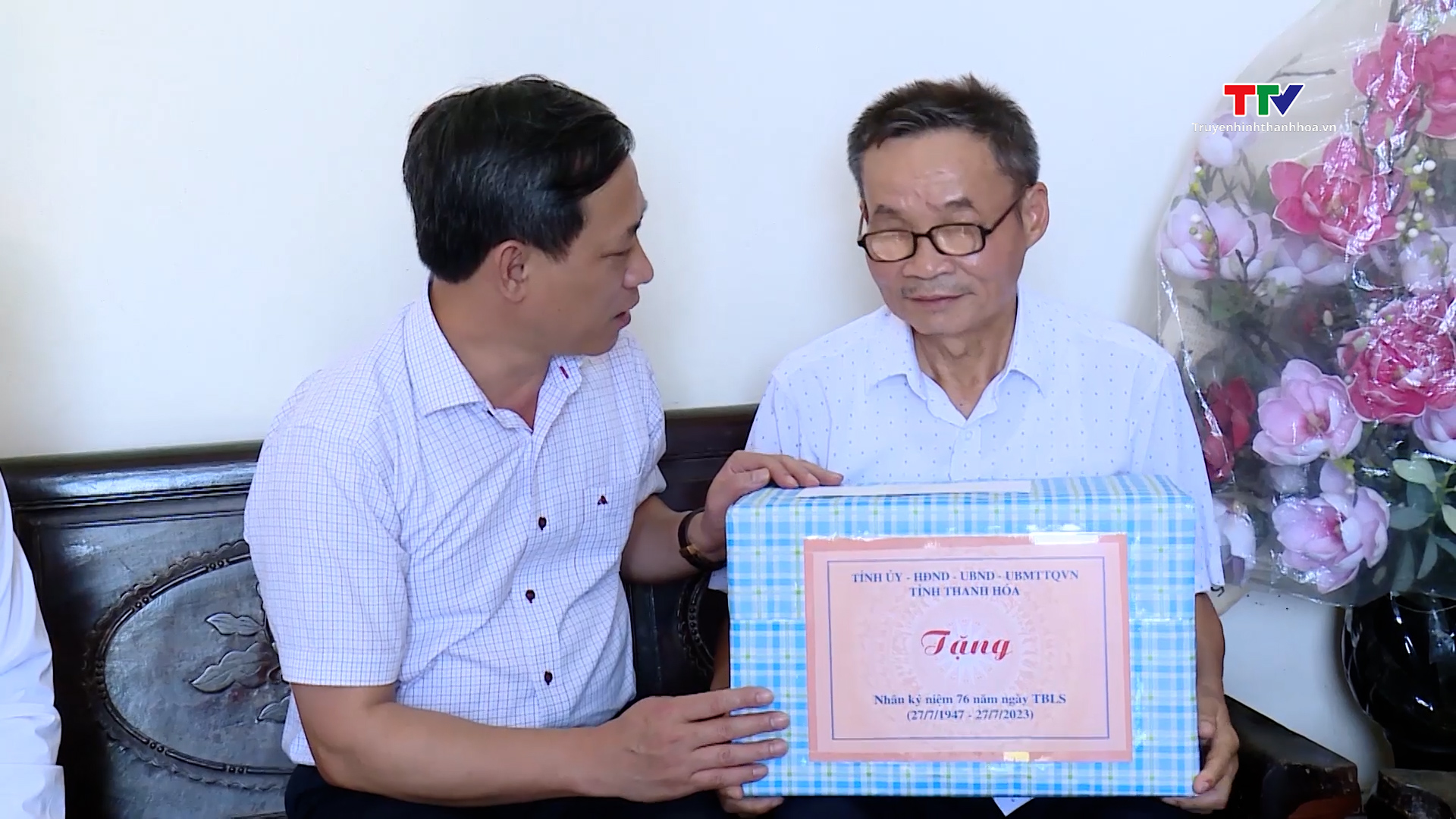 Phó trưởng đoàn Đại biểu Quốc hội tỉnh Thanh Hóa viếng nghĩa trang liệt sỹ và thăm, tặng quà người có công tại huyện Hà Trung - Ảnh 3.