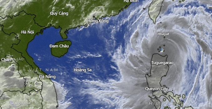 Siêu bão Doksuri áp sát Biển Đông, biển động dữ dội - Ảnh 2.