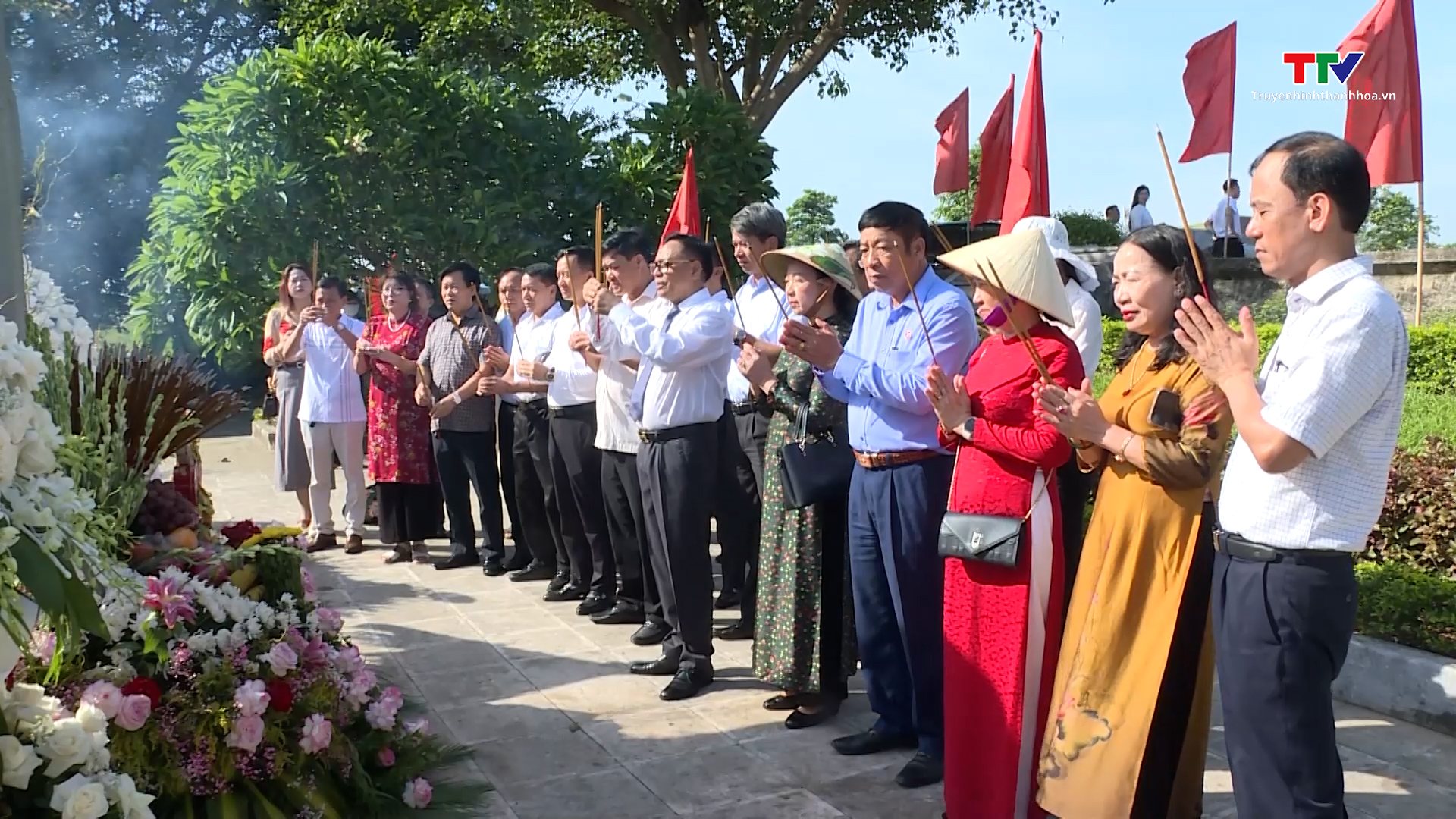 Hiệp hội doanh nghiệp Thanh Hoá dâng hương nhân kỷ niệm 76 năm ngày thương binh liệt sĩ  - Ảnh 2.