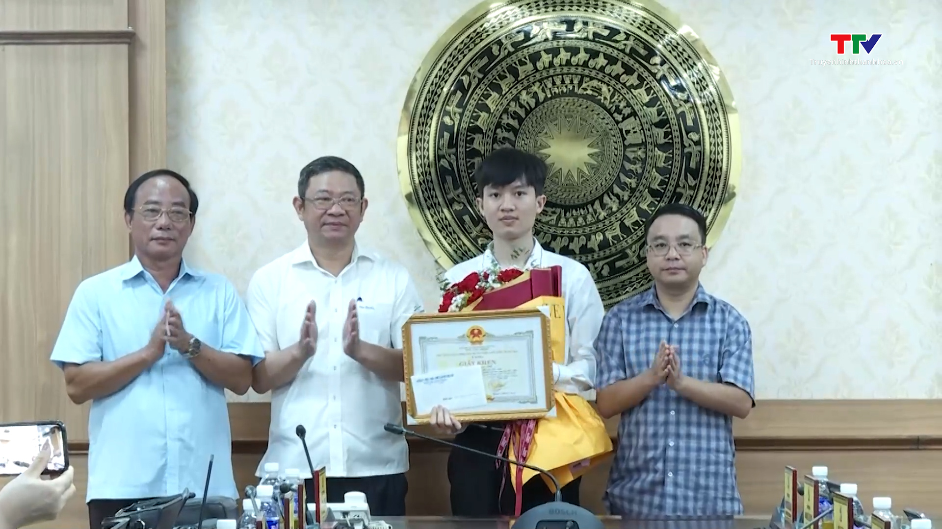 Huyện Triệu Sơn khen thưởng học sinh đạt huy chương Bạc tại kỳ thi Olympic Vật lý Quốc tế  - Ảnh 2.