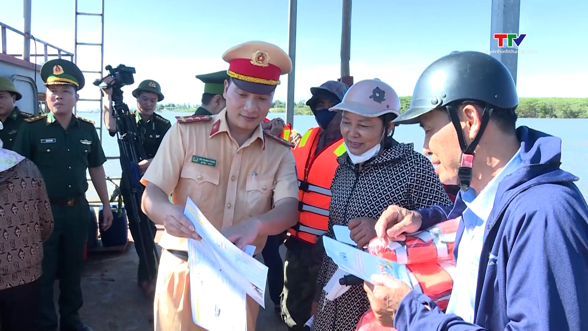 Cấp phát áo phao tại xã Hoằng Yến, huyện Hoằng Hóa, tỉnh Thanh Hóa - Ảnh 2. Cấp phát áo phao tại xã Hoằng Yến, huyện Hoằng Hóa, tỉnh Thanh Hóa - Ảnh 2.