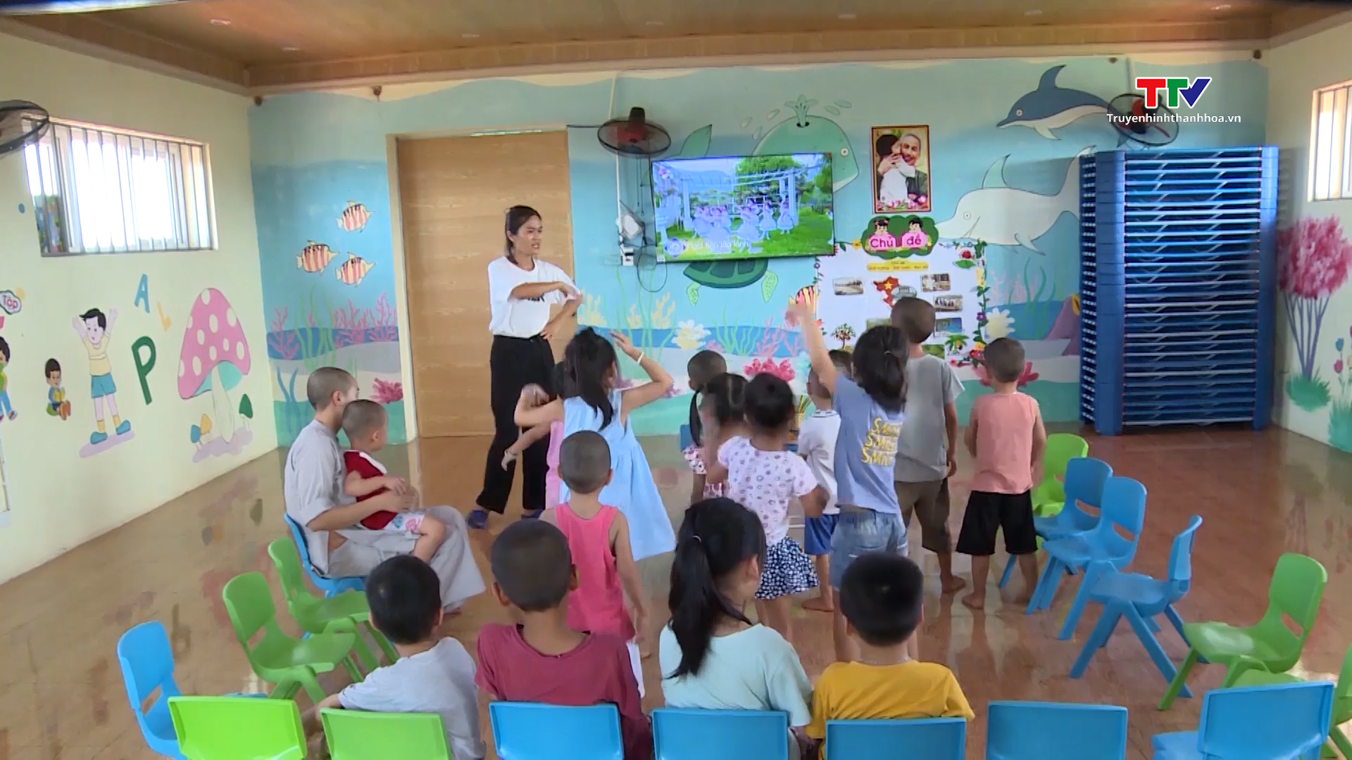 Lớp học mầm non của trẻ mồ côi tại chùa - Ảnh 2.
