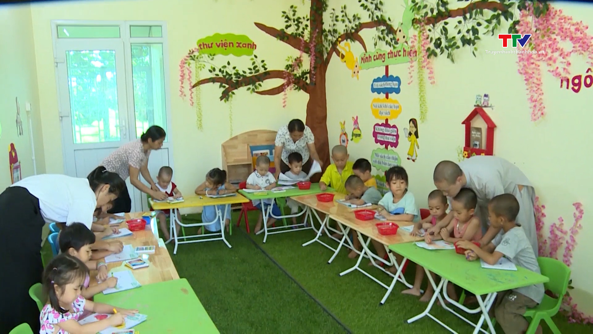 Lớp học mầm non của trẻ mồ côi tại chùa - Ảnh 5.