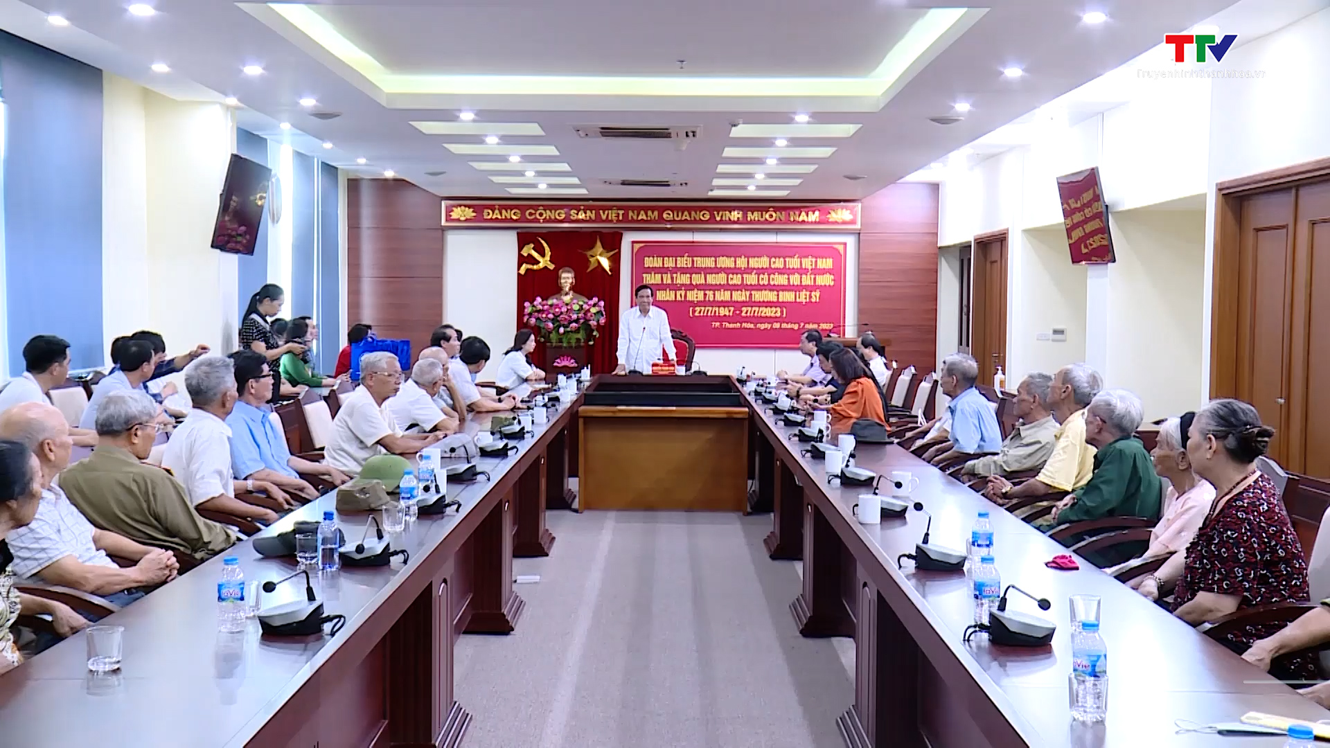 Trung ương Hội Người cao tuổi Việt Nam tặng quà người cao tuổi có công với đất nước - Ảnh 2.