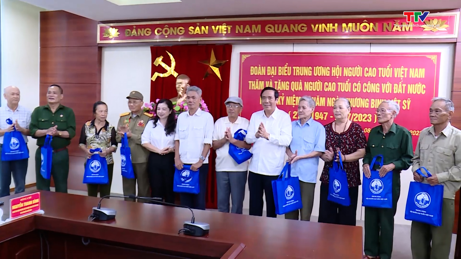 Trung ương Hội Người cao tuổi Việt Nam tặng quà người cao tuổi có công với đất nước - Ảnh 3.