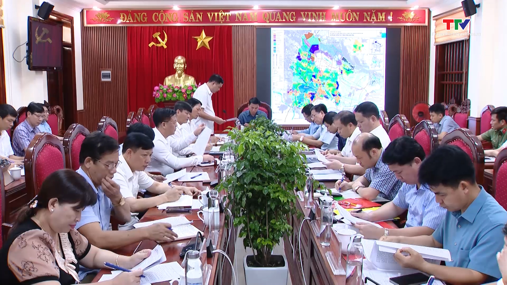 Xây dựng, phát triển huyện Hà Trung xứng đáng với tiềm năng, lợi thế và truyền thống của quê hương cách mạng - Ảnh 4.