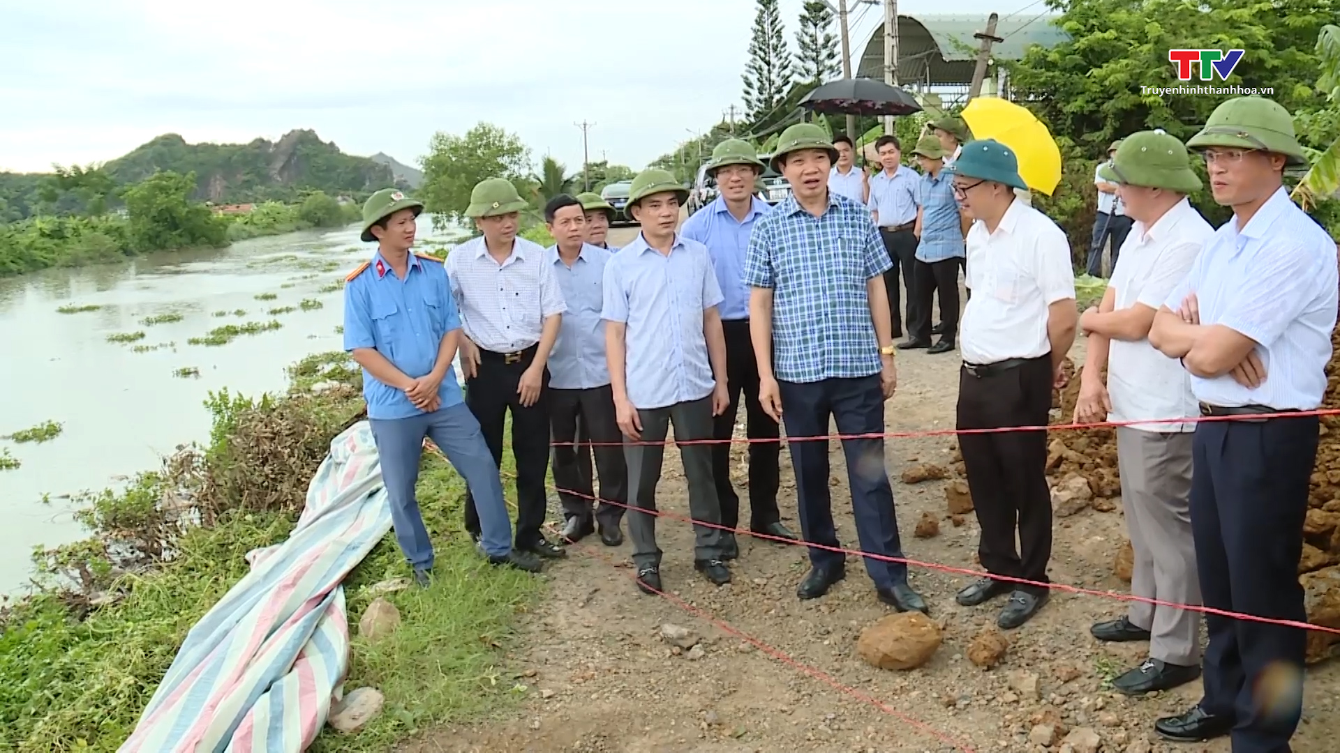 Phó Chủ tịch Ủy ban nhân dân tỉnh Lê Đức Giang kiểm tra, chỉ đạo khắc phục sự cố đê điều tại Nga Sơn - Ảnh 2.
