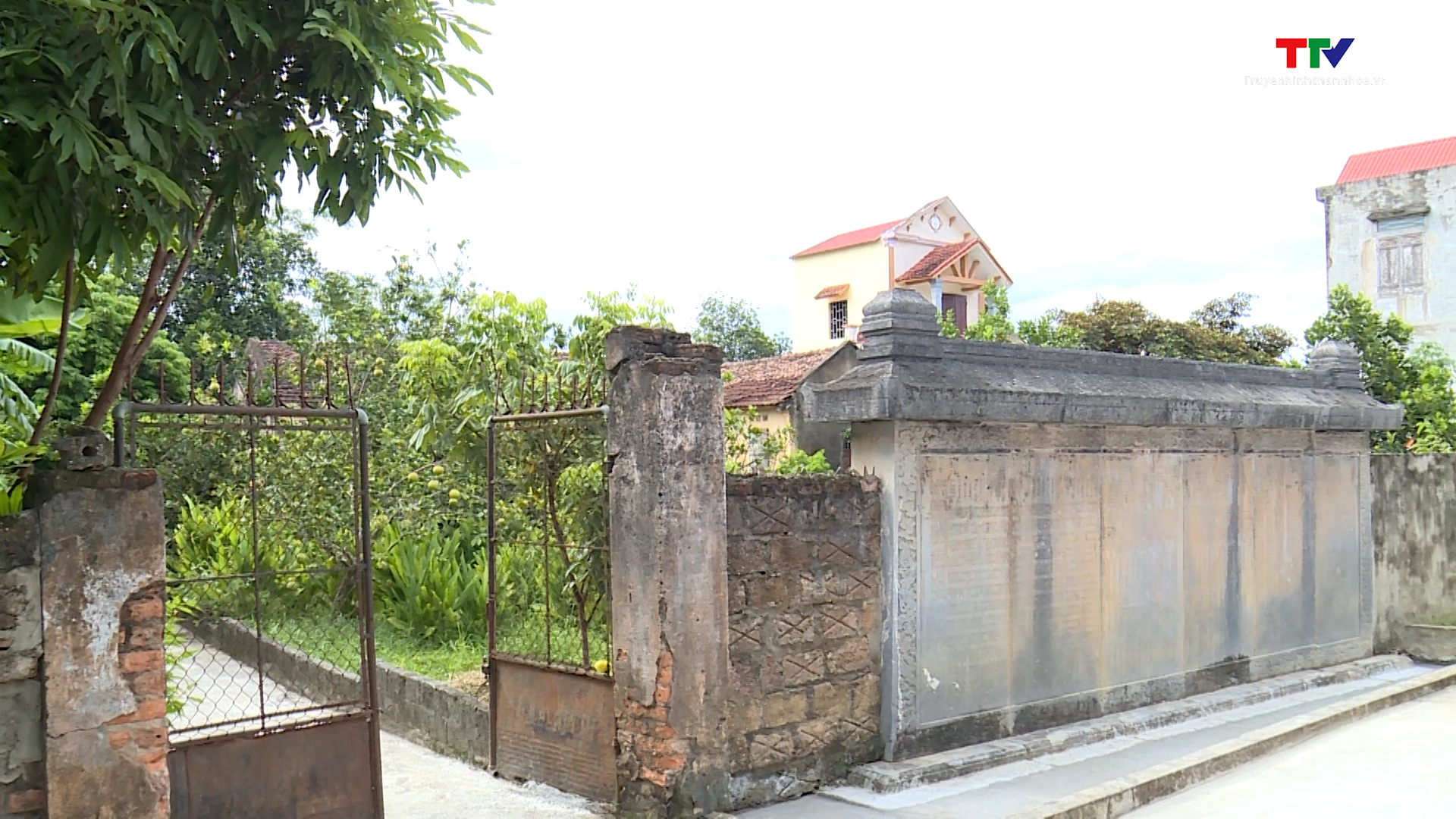 Bia đá cổ thuộc di tích cấp tỉnh ở xã Thọ Phú, huyện Triệu Sơn bị dùng làm tường rào  - Ảnh 2.