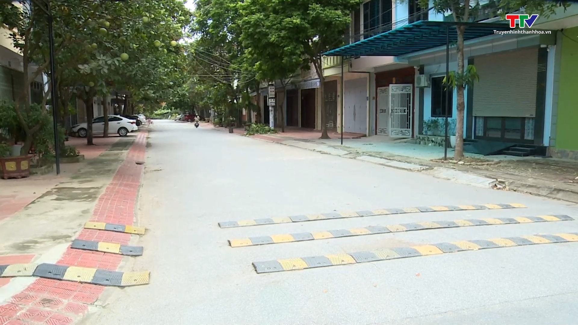 Người dân tự lắp đặt gồ giảm tốc tại một số tuyến đường tại thành phố Thanh Hoá  - Ảnh 4.