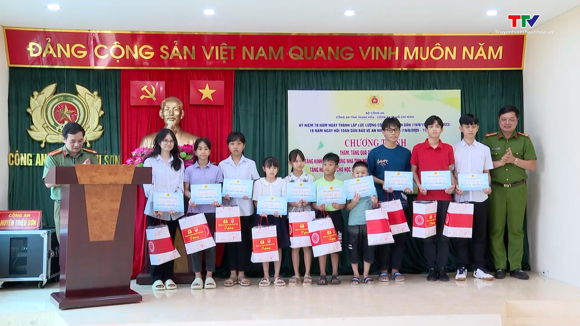 Công an Thanh Hóa và Công an Thành phố Hồ Chí Minh tặng quà - Ảnh 3.