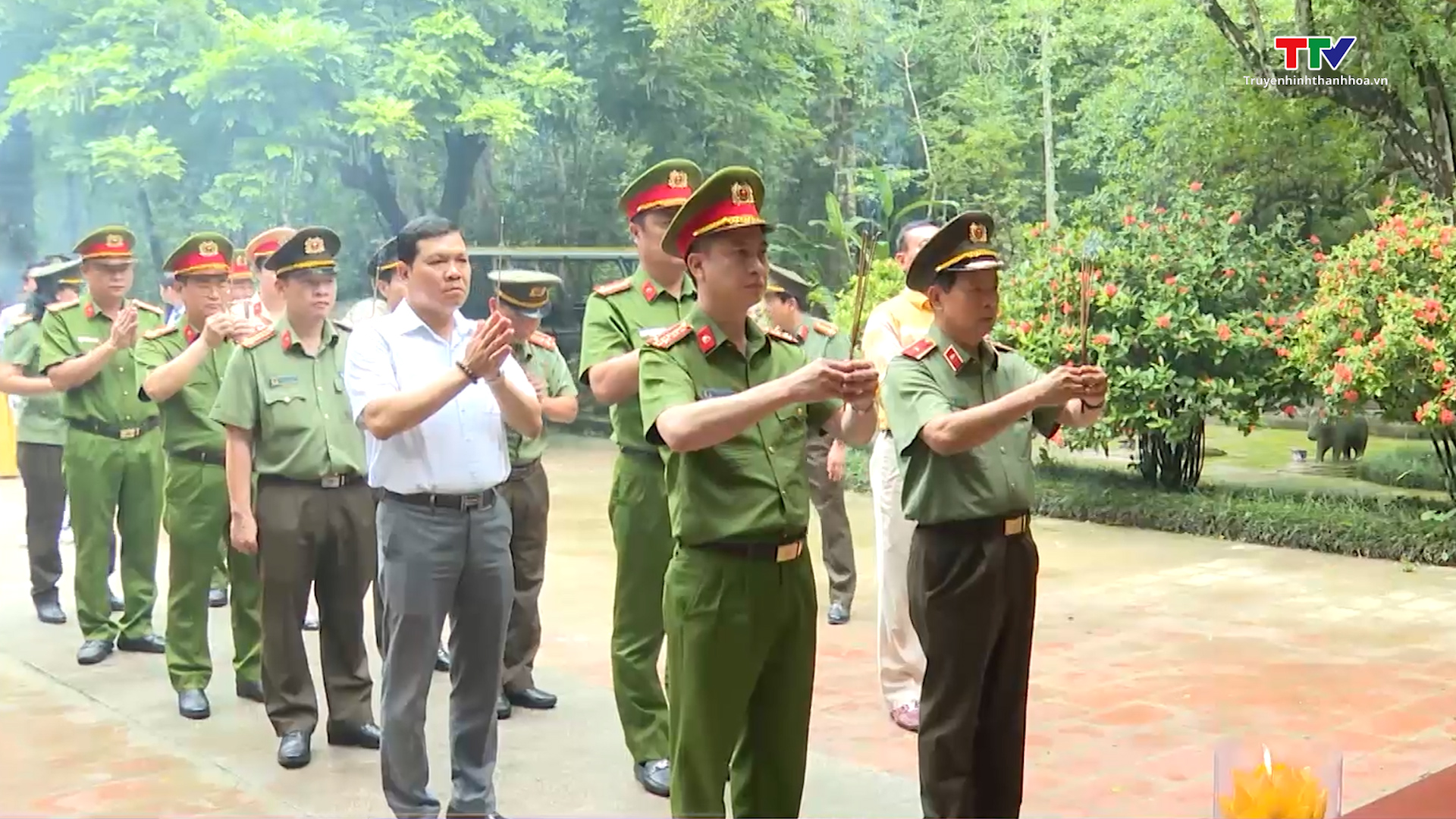 Công an tỉnh Thanh Hóa và Công an thành phố Hồ Chí Minh trao quà tại huyện Thọ Xuân và huyện Triệu Sơn - Ảnh 1. Công an tỉnh Thanh Hóa và Công an thành phố Hồ Chí Minh trao quà tại huyện Thọ Xuân và huyện Triệu Sơn - Ảnh 1.