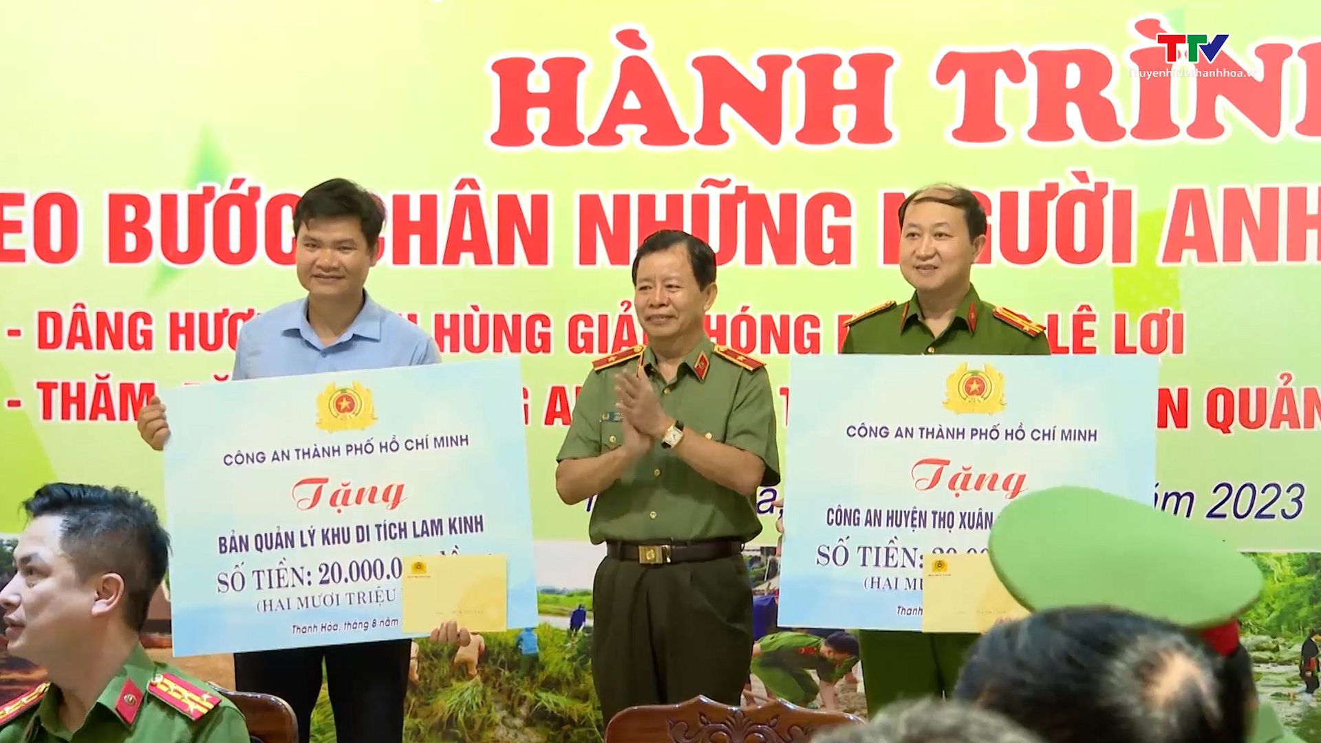 Công an tỉnh Thanh Hóa và Công an thành phố Hồ Chí Minh trao quà tại huyện Thọ Xuân và huyện Triệu Sơn - Ảnh 2. Công an tỉnh Thanh Hóa và Công an thành phố Hồ Chí Minh trao quà tại huyện Thọ Xuân và huyện Triệu Sơn - Ảnh 2.