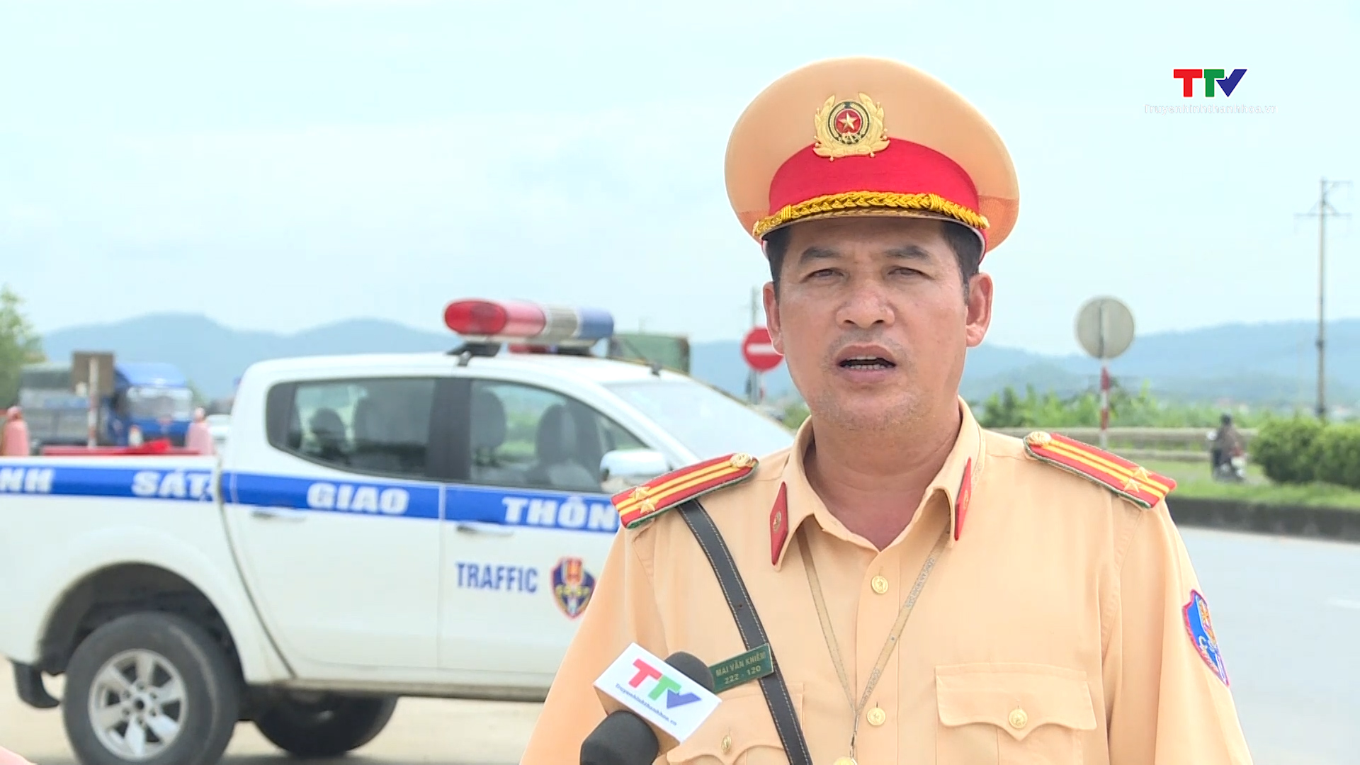 Công an Thanh Hóa đồng loạt ra quân xử lý xe khách và xe container vi phạm giao thông - Ảnh 2.