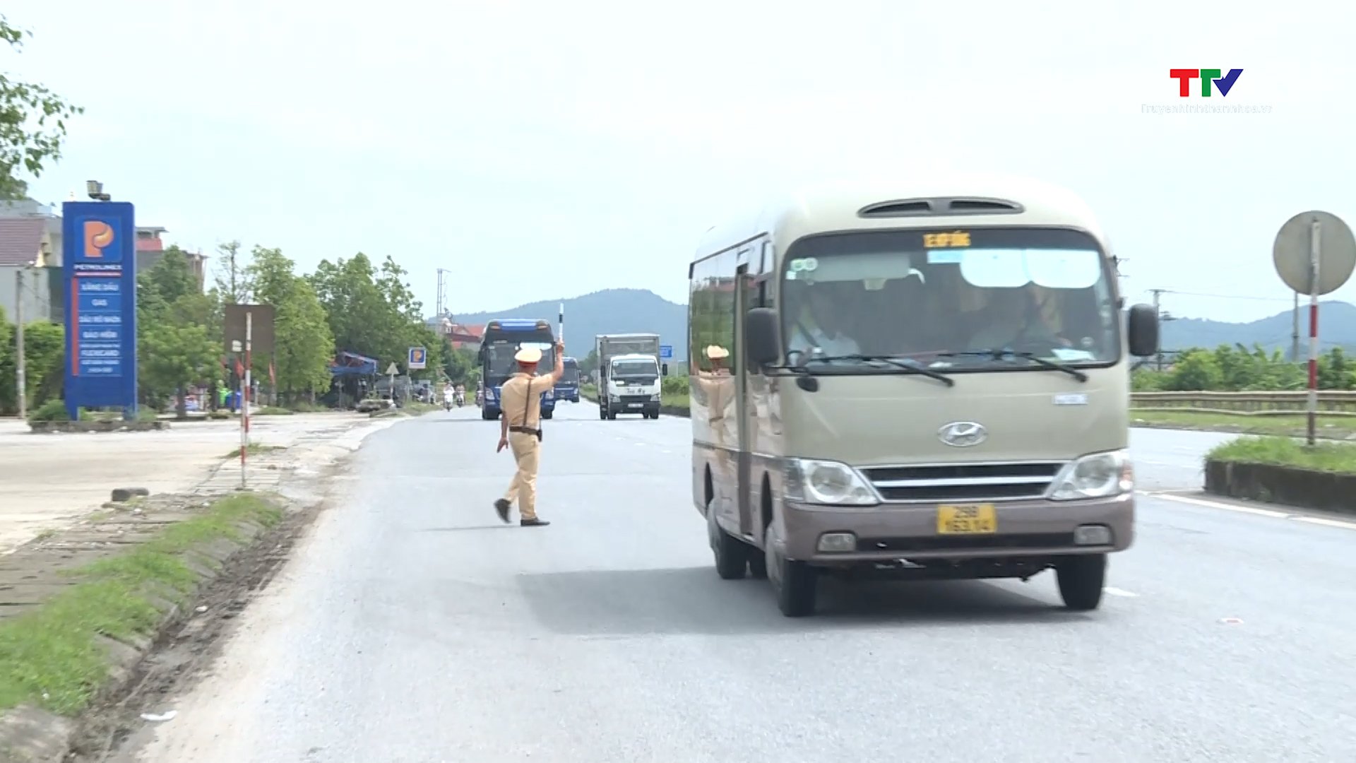 Công an Thanh Hóa đồng loạt ra quân xử lý xe khách và xe container vi phạm giao thông - Ảnh 3.